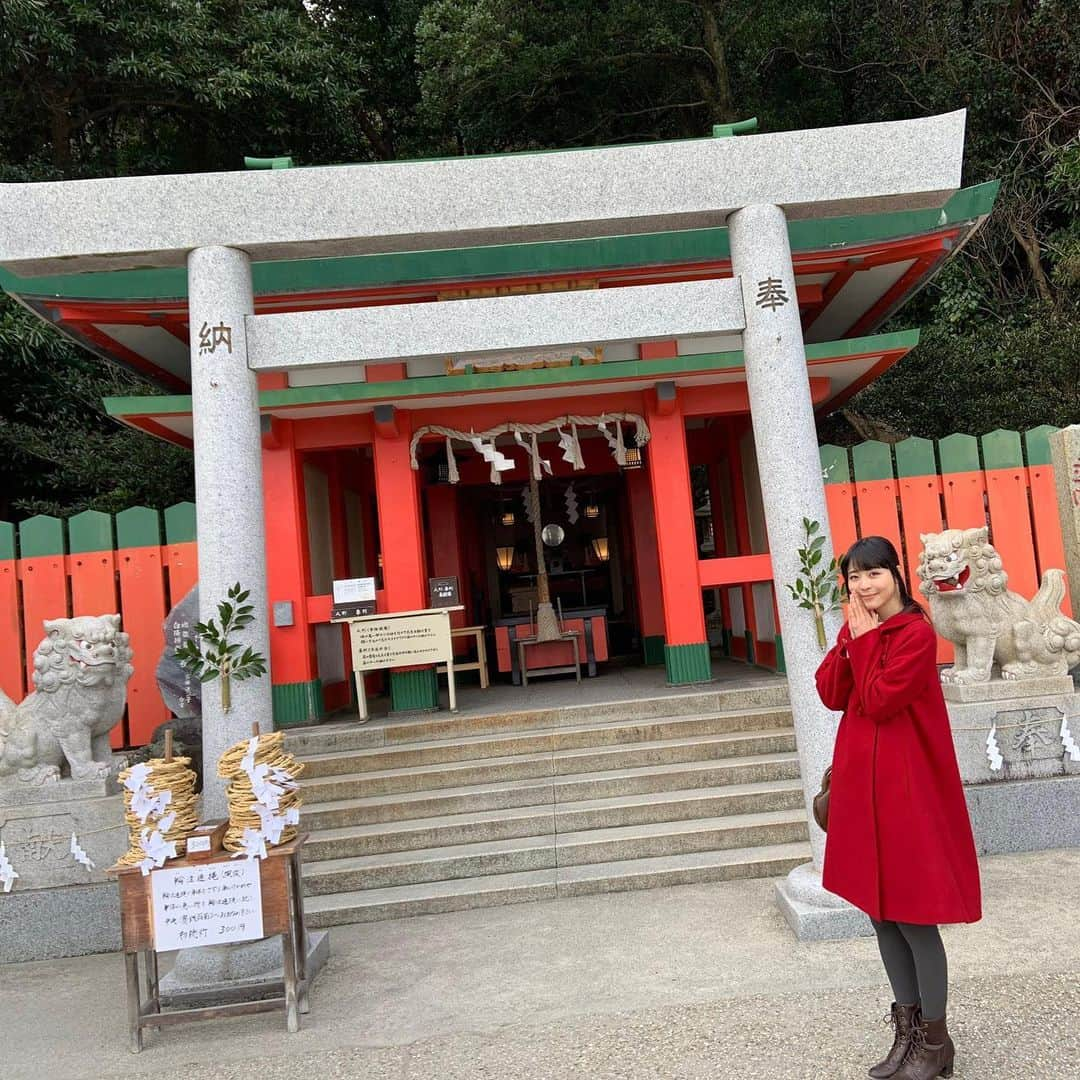 寺嶋由芙さんのインスタグラム写真 - (寺嶋由芙Instagram)「こちらは節分祭でもお世話になった、二見興玉神社さまの龍宮社(ﾟωﾟ)私の視線の先はなんと海なのです！すぐに海岸に降りられるくらいに海！こんなに海が近い神社は初めてで感激でした！ ・ 最近、神社やお寺さんでのお仕事が増えてる気がする(ﾟωﾟ)縁起が良くて嬉しいな！ホームは寺社仏閣ですって言えるアイドルになれたらすごい(ﾟωﾟ) ・ #三重県　#伊勢市　#二見　#二見興玉神社　#海水浴発祥の地　#神社　#japaneseshrine #縁起がいい　#アイドル　#ゆっふぃー　#japaneseidol #idol」2月7日 9時26分 - yufu_terashima