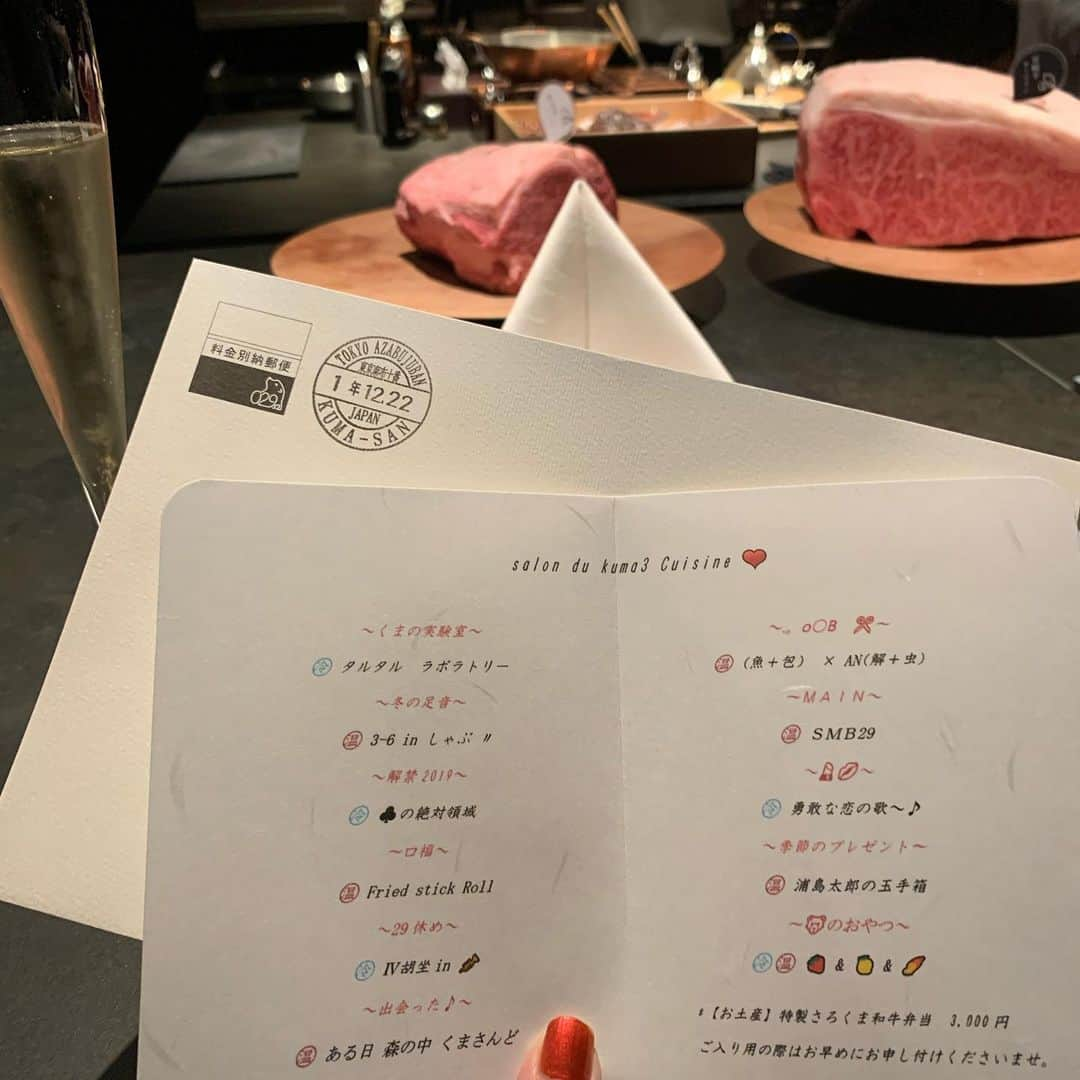 花奈澪さんのインスタグラム写真 - (花奈澪Instagram)「「Salon du kuma3 麻布」﻿ 肉割烹。﻿ ﻿ こちらはXmas頃の季節のコースで﻿ 肉懐石に松葉蟹をふんだんに使用したコース。﻿ メニューが謎解きみたいで可愛くて面白い。﻿ ﻿ 1品目の名物「タルタル」が、どの薬味を使おうか楽しさだけてなく味も絶妙👏🏻﻿ ﻿ 「松葉蟹の春巻き」という最高に贅沢な品が、破壊的な美味しさ。﻿ ﻿ 箸休めも「フォアグラ」であり﻿ メインの前には﻿ 「アワビ×蟹の餡掛け」なども挟まれ飽きが全く来ない楽しいのオンパレード。﻿ ﻿ カツサンドにはすごい量のトリュフ。  無論、お肉も全て美味しいし、﻿ 華やかな〆のご飯(燻製の香りが最高)もぺろり。﻿ ﻿ 最高すぎる。 🐻🐻🐻🐻🐻🐻🐻🐻🐻 #サロンドくま3 #salondukuma3麻布 #salondukuma3 #サロンドくまさん  #麻布十番 #肉割烹 #肉懐石 #肉会席 #松葉蟹 #トリュフカツサンド #アワビとカニ #まつばがに #松葉ガニ  #松葉蟹の春巻き  #しゃぶしゃぶ #ステーキ #いくら #牛イクラカニ炊き込みご飯」2月7日 9時28分 - namio_dao