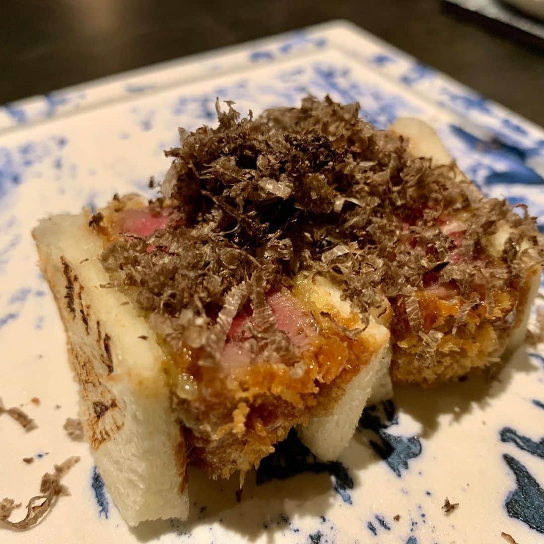花奈澪さんのインスタグラム写真 - (花奈澪Instagram)「「Salon du kuma3 麻布」﻿ 肉割烹。﻿ ﻿ こちらはXmas頃の季節のコースで﻿ 肉懐石に松葉蟹をふんだんに使用したコース。﻿ メニューが謎解きみたいで可愛くて面白い。﻿ ﻿ 1品目の名物「タルタル」が、どの薬味を使おうか楽しさだけてなく味も絶妙👏🏻﻿ ﻿ 「松葉蟹の春巻き」という最高に贅沢な品が、破壊的な美味しさ。﻿ ﻿ 箸休めも「フォアグラ」であり﻿ メインの前には﻿ 「アワビ×蟹の餡掛け」なども挟まれ飽きが全く来ない楽しいのオンパレード。﻿ ﻿ カツサンドにはすごい量のトリュフ。  無論、お肉も全て美味しいし、﻿ 華やかな〆のご飯(燻製の香りが最高)もぺろり。﻿ ﻿ 最高すぎる。 🐻🐻🐻🐻🐻🐻🐻🐻🐻 #サロンドくま3 #salondukuma3麻布 #salondukuma3 #サロンドくまさん  #麻布十番 #肉割烹 #肉懐石 #肉会席 #松葉蟹 #トリュフカツサンド #アワビとカニ #まつばがに #松葉ガニ  #松葉蟹の春巻き  #しゃぶしゃぶ #ステーキ #いくら #牛イクラカニ炊き込みご飯」2月7日 9時28分 - namio_dao