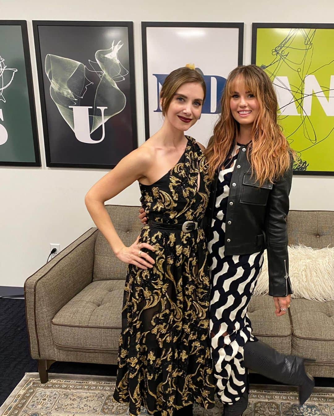 デビー・ライアンさんのインスタグラム写真 - (デビー・ライアンInstagram)「Launching @thereyouarepod 2020 by sitting down with @alisonbrie — Swipe to see how much I adore and admire her (white knuckle grasp); Link in bio obviously!  Listen tonight. Watch Horse Girl on @netflixfilm tomorrow ✂️」2月7日 9時40分 - debbyryan