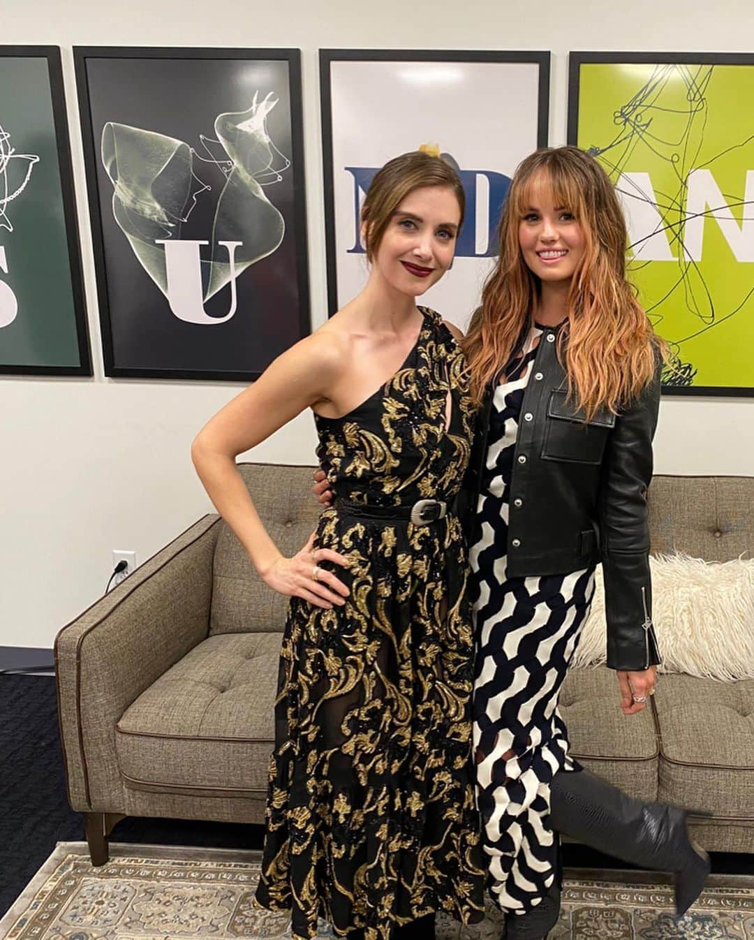 デビー・ライアンのインスタグラム：「Launching @thereyouarepod 2020 by sitting down with @alisonbrie — Swipe to see how much I adore and admire her (white knuckle grasp); Link in bio obviously!  Listen tonight. Watch Horse Girl on @netflixfilm tomorrow ✂️」