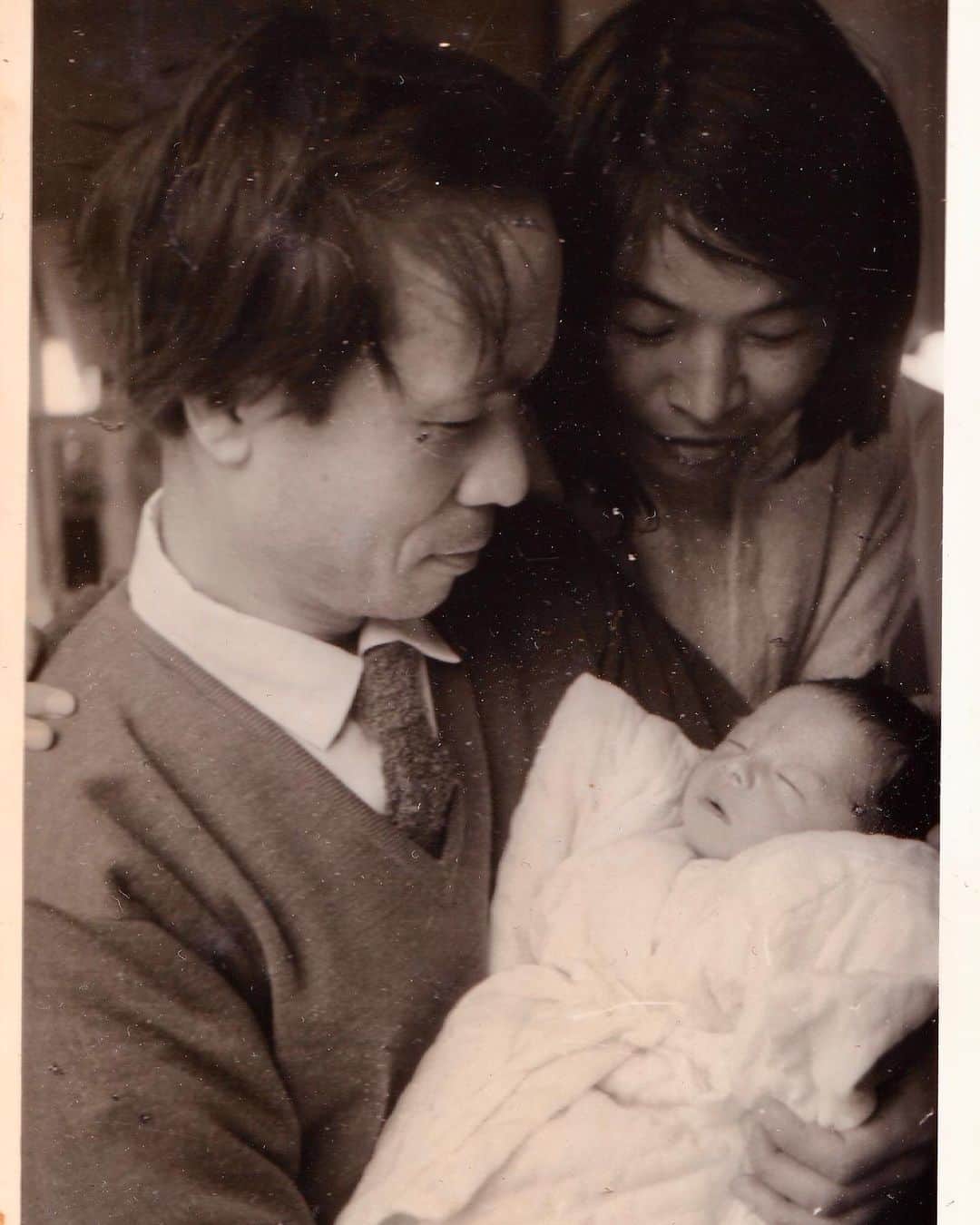 寺岡呼人のインスタグラム：「たくさんの誕生日メッセージありがとうございます！﻿ 52年前のアタクシでございます。﻿ ﻿ こうしてみると随分と大きくなりました（笑）。﻿ そんな誕生日に、春から始まるツアーの一般発売が始まります！全国に行きます、お近くの方、是非遊びに来てくださいね！﻿ ﻿ 2月7日(金) 10:00ー ﻿ 受付URL 　http://eplus.jp/yohito/ ﻿ ※先着受付、規定枚数になり次第終了！﻿ ﻿ 寺岡呼人ツアー2020 〜NO GUARD〜　﻿ スペシャルゲスト浜端ヨウヘイ﻿ ﻿ ﻿ 4月11日（土） 長野　ネオンホール　﻿ (OPEN/START)17:30/18:00﻿ ﻿ 4月12日（日） 金沢 もっきりや ﻿ (OPEN/START)15:30/16:00﻿ ﻿ 4月18日(土) 　倉敷　REDBOX ★﻿ (OPEN/START)15:30/16:00﻿ ﻿ 4月19日 福岡(日) 　rooms ★﻿ (OPEN/START)15:30/16:00﻿ ﻿ 4月21日（火） 高知　X-pt.【クロスポイント】　★﻿ (OPEN/START)18:30/19:00﻿ ﻿ 4月22日（水） 淡路島　マトヤ楽器　的矢ミュージックスタジオ ★﻿ (OPEN/START)18:30/19:00﻿ ﻿ 4月24日（金） 名古屋　ell.SIZE　★ ﻿ (OPEN/START)18:30/19:00﻿ ﻿ 4月26日（日） Mt.RAINIER HALL SHIBUYA PLEASURE PLEASURE　★ ﻿ (OPEN/START)15:30/16:00﻿ ﻿ 4月28日 山形（火） 　FRANK LLOYD WRIGHT ﻿ (OPEN/START)18:30/19:00﻿ ﻿ 4月29日（水・祝） 仙台　SENDAI KOFFEE ﻿ (OPEN/START)17:30/18:00﻿ ﻿ 5月2日(土) 心斎橋　JANUS★ ﻿ (OPEN/START)15:30/16:00﻿ ﻿ 5月16日（土） 札幌　円山夜想 ﻿ (OPEN/START)18:00/18:30﻿ ﻿ 5月23日（土） 横浜Thumbs Up ﻿ (OPEN/START)15:00/16:00﻿ ﻿ ★バンド﻿ それ以外は弾き語りになります。﻿ ﻿ #寺岡呼人﻿ #浜端ヨウヘイ」
