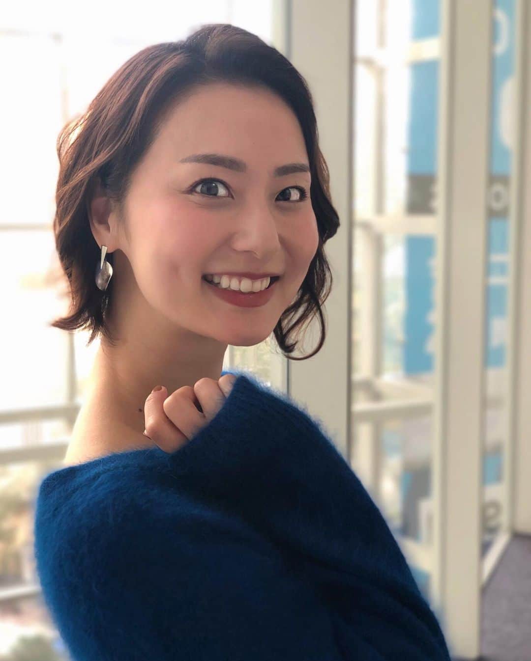 本間智恵さんのインスタグラム写真 - (本間智恵Instagram)「﻿ おはようございます☀️﻿ ﻿ 10:25〜﻿ 「大下容子 ワイド！スクランブル」 ﻿ 第2部は12:50〜﻿ ランキングコーナーを担当します。﻿ ﻿ #ootd﻿ #Top & #Skirt... #BonnSylph﻿ #Earing... #スタイリスト私物﻿ ﻿ 今日はふわふわニット🤗﻿ 前も後ろもVネックです〜﻿ ﻿ #テレビ朝日 #アナウンサー #本間智恵 #衣装 #アナウンサー衣装 #フェレット混Vネックニット #ふわふわニット #ブルーニット #Vネックニット #メモリータフタチェックスカート #チェックスカート #ロングスカート #サークルピアス #冬コーデ」2月7日 9時49分 - chiehonma