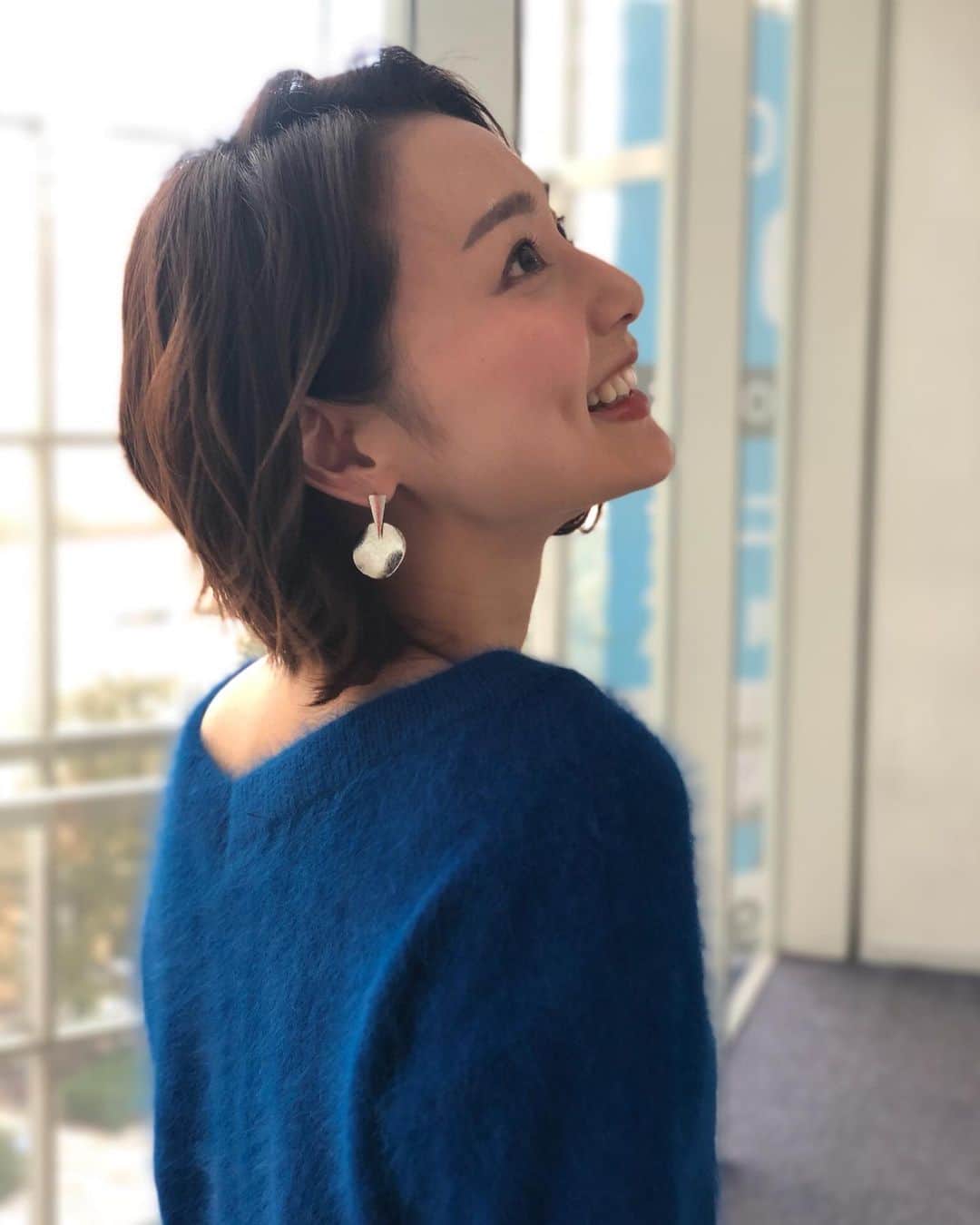本間智恵さんのインスタグラム写真 - (本間智恵Instagram)「﻿ おはようございます☀️﻿ ﻿ 10:25〜﻿ 「大下容子 ワイド！スクランブル」 ﻿ 第2部は12:50〜﻿ ランキングコーナーを担当します。﻿ ﻿ #ootd﻿ #Top & #Skirt... #BonnSylph﻿ #Earing... #スタイリスト私物﻿ ﻿ 今日はふわふわニット🤗﻿ 前も後ろもVネックです〜﻿ ﻿ #テレビ朝日 #アナウンサー #本間智恵 #衣装 #アナウンサー衣装 #フェレット混Vネックニット #ふわふわニット #ブルーニット #Vネックニット #メモリータフタチェックスカート #チェックスカート #ロングスカート #サークルピアス #冬コーデ」2月7日 9時49分 - chiehonma