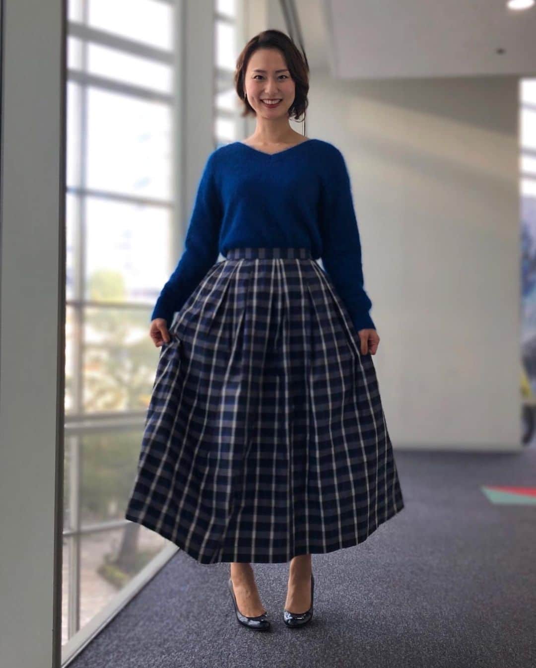本間智恵さんのインスタグラム写真 - (本間智恵Instagram)「﻿ おはようございます☀️﻿ ﻿ 10:25〜﻿ 「大下容子 ワイド！スクランブル」 ﻿ 第2部は12:50〜﻿ ランキングコーナーを担当します。﻿ ﻿ #ootd﻿ #Top & #Skirt... #BonnSylph﻿ #Earing... #スタイリスト私物﻿ ﻿ 今日はふわふわニット🤗﻿ 前も後ろもVネックです〜﻿ ﻿ #テレビ朝日 #アナウンサー #本間智恵 #衣装 #アナウンサー衣装 #フェレット混Vネックニット #ふわふわニット #ブルーニット #Vネックニット #メモリータフタチェックスカート #チェックスカート #ロングスカート #サークルピアス #冬コーデ」2月7日 9時49分 - chiehonma
