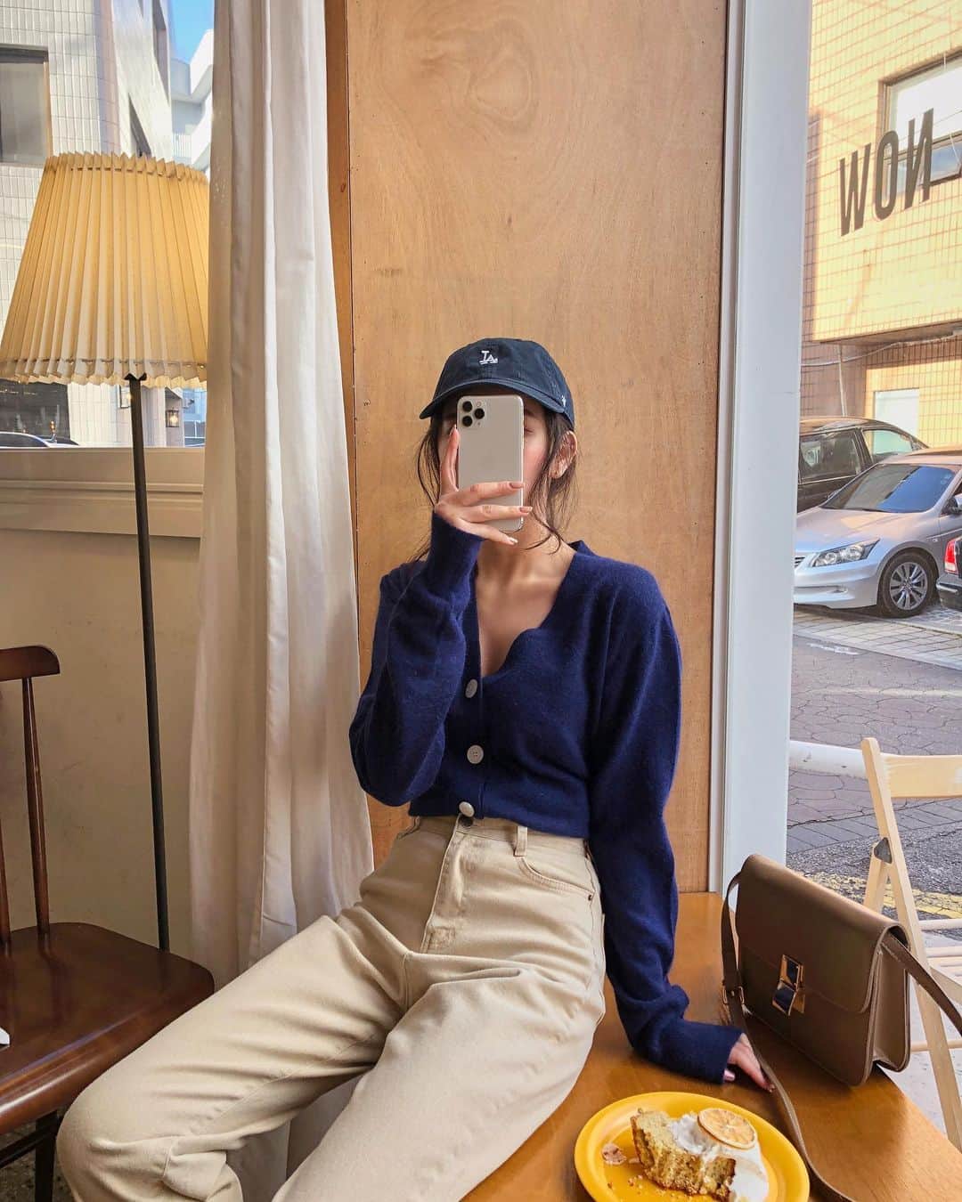 Chuuのインスタグラム：「가디건은 역시 소매부분이 손을 반쯤 가려줘야 예쁘규 단품으로만 입어도 핏이 예뻐야해유😝✨ 가디건 많이 구매해보신분들은 아시쥬?!」