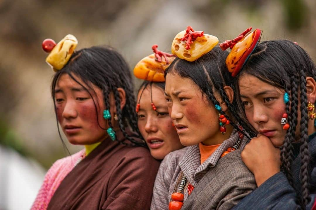 National Geographic Travelさんのインスタグラム写真 - (National Geographic TravelInstagram)「Photo by Michael Yamashita @yamashitaphoto | Tibetan amber and coral headdresses, worn on celebratory occasions, are seen here during a festival at Shechen Monastery. Amber is fossilized tree resin and comes from Yunnan. Red coral is precious, as it comes from the sea, far from landlocked Tibet. #Tibetans #tibetanportraits #traditionalclothes #chamagudao #teahorseroad」2月7日 10時05分 - natgeotravel