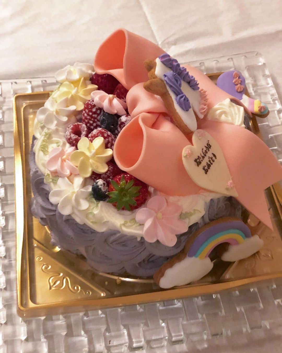 丸山悠美さんのインスタグラム写真 - (丸山悠美Instagram)「happy birthday!!﻿ ﻿ 先日、7歳のお誕生日でした。﻿ 「カンパ〜イ！」を「カイパ〜ン！（海パン）」と言うのがブームらしく、外食の時恥ずかしい😂﻿ .  ケーキは @anniversary.cake.sugar で オーダーしました🎂 ﻿ 「今までもらったプレゼントで1番嬉しかったのは、 0歳の時にもらったママ❤️」﻿ って上目遣いで言われ胸キュンでございます。 ﻿ 恋人みたいな娘。﻿ お調子者でいつもハラハラしていますが﻿ ﻿ 将来、子どもがどうなるかを﻿ 今から心配して怒ったり教えたりしなくても﻿ この瞬間、目の前にいる子をみて、﻿ いっしょに過ごせる時間を楽しんでいいんだよ﻿ ちゃんと育つよ﻿ ﻿ 子供を信じるってそういうことなんだなぁって﻿ 娘に気付かせてもらえる日々です。﻿ ﻿ #happybirthday #お誕生日 #誕生日 #おめでとう #7歳 #happy #party #homeparty #誕生日パーティー #ママ #女の子ママ #ユニコーン #誕生日飾り付け」2月7日 9時57分 - maruyumi