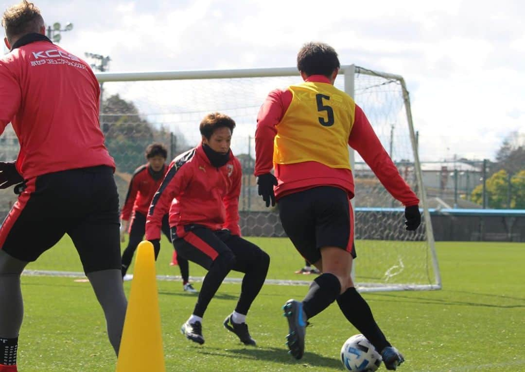 京都サンガF.C.さんのインスタグラム写真 - (京都サンガF.C.Instagram)「おはようございます☀️ 昨日のトレーニング模様📸をお届けします‼️ #魅せようKYOTOの一体感 #sanga #京都サンガ #闘紫 #TEAM京都 #石櫃洋祐 #谷内田哲平 #金久保順 #福岡慎平 #曽根田穣 #庄司悦大 #麻田将吾 #宮吉拓実 #ヨルディバイス #清水圭介 #安藤淳 #服部航平 #加藤順大」2月7日 9時59分 - kyotosanga_official