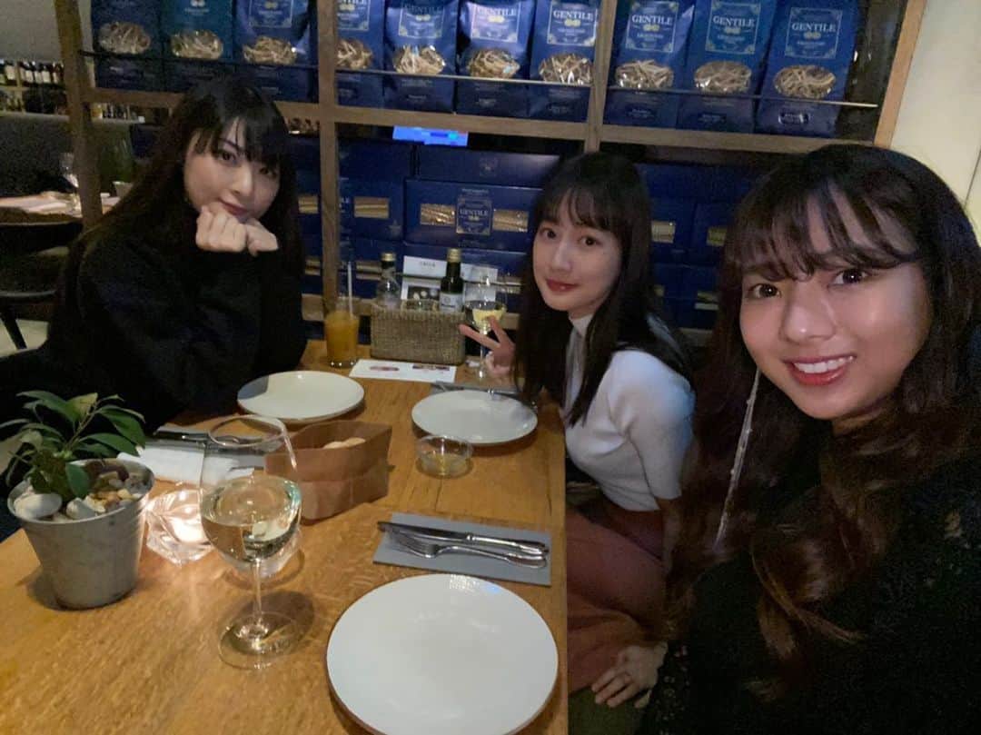 高嶋香帆のインスタグラム：「繭ちゃん、紗夜ちゃんが誕生日のお祝いをしてくれました☺️💓 ありがとうーー🙏 幸せな時間でした🥺💕 . 可愛いお土産や、センスがさすがなプレゼントも！💓 . いつもキラキラしている２人に会う度に刺激をもらいます🥺💓」