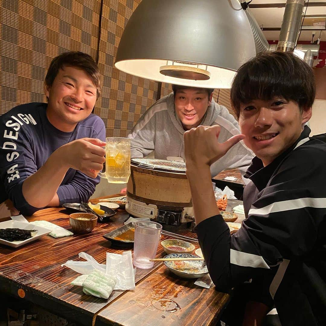 田島慎二さんのインスタグラム写真 - (田島慎二Instagram)「熊と準規と焼肉^_^😆 NPBの講習会で急に焼肉テンション🥩 相変わらず鼻でかい準規 ほお骨いかついオグ #中日ドラゴンズ #田島慎二 #小熊凌祐 #伊藤準規  明日は牛パーティー初参加 どんなんかわからんけど牛たくさん期待しよ」2月7日 21時12分 - taji.12