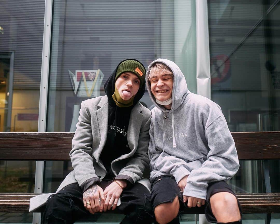 Bars and Melodyさんのインスタグラム写真 - (Bars and MelodyInstagram)「Swipey SADBOY ¥•¥ generation. 📷: @domi.wolf」2月7日 21時13分 - barsandmelody