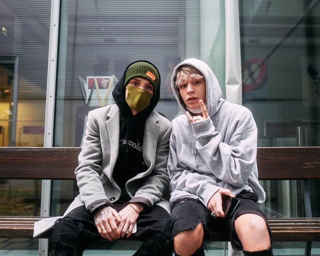 Bars and Melodyさんのインスタグラム写真 - (Bars and MelodyInstagram)「Swipey SADBOY ¥•¥ generation. 📷: @domi.wolf」2月7日 21時13分 - barsandmelody