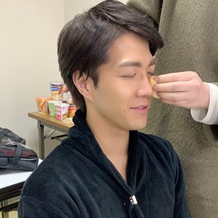 中澤卓也のインスタグラム：「高速メイク。 またの名を千手観音メイク。 ・ そして出ました‼︎ マダムキラースマイル😭 キュン死にしてまうやろー ・ #中澤卓也 #北のたずね人 #マダムキラー #ザワつく!金曜日」