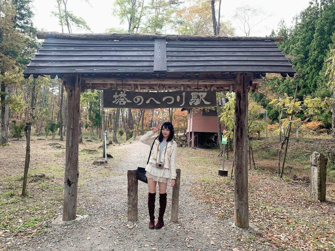 伊藤桃さんのインスタグラム写真 - (伊藤桃Instagram)「会津鉄道の旅パート2♡ 最初に下車したのは····· #塔のへつり駅 ✨ 国指定天然記念物の塔のへつりの最寄り駅です^^* 季節は11月あたま。ホームからも紅葉をかんじられます♡ 🚉 まるで林の中にたつ、山小屋のようなかわいらしい塔のへつり駅。 駅の中もまさにそのまま、素朴な雰囲気がとてもよきでした🥺 6.7枚目: 駅の入口も可愛らしいですよね✨ 🚉 もちろん、せっかくなので約1時間半の停車時間の間に、塔のへつりにも向かいましたよー！ 8枚目: 踏切にあった車両のマークかわいい🥰 9枚目: ああ、こんなローカル線の雰囲気がただすきです。 10枚目: もう1枚はれたので自撮りペタリ。笑笑 塔のへつり編につづく(❁´ω`❁) 🚉 #会津鉄道  #ローカル線の旅  #ローカル線の駅 #japan_of_insta  #タビジョ」2月7日 19時47分 - itomomo_tetsu