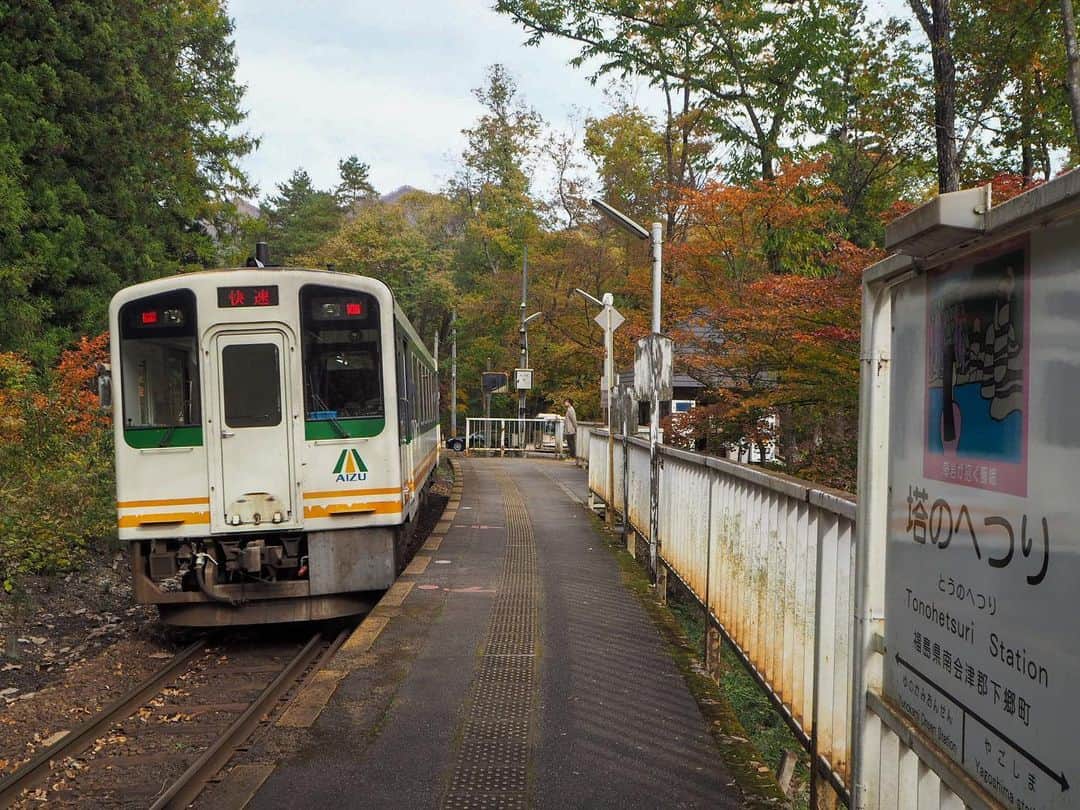 のインスタグラム：「会津鉄道の旅パート2♡ 最初に下車したのは····· #塔のへつり駅 ✨ 国指定天然記念物の塔のへつりの最寄り駅です^^* 季節は11月あたま。ホームからも紅葉をかんじられます♡ 🚉 まるで林の中にたつ、山小屋のようなかわいらしい塔のへつり駅。 駅の中もまさにそのまま、素朴な雰囲気がとてもよきでした🥺 6.7枚目: 駅の入口も可愛らしいですよね✨ 🚉 もちろん、せっかくなので約1時間半の停車時間の間に、塔のへつりにも向かいましたよー！ 8枚目: 踏切にあった車両のマークかわいい🥰 9枚目: ああ、こんなローカル線の雰囲気がただすきです。 10枚目: もう1枚はれたので自撮りペタリ。笑笑 塔のへつり編につづく(❁´ω`❁) 🚉 #会津鉄道  #ローカル線の旅  #ローカル線の駅 #japan_of_insta  #タビジョ」