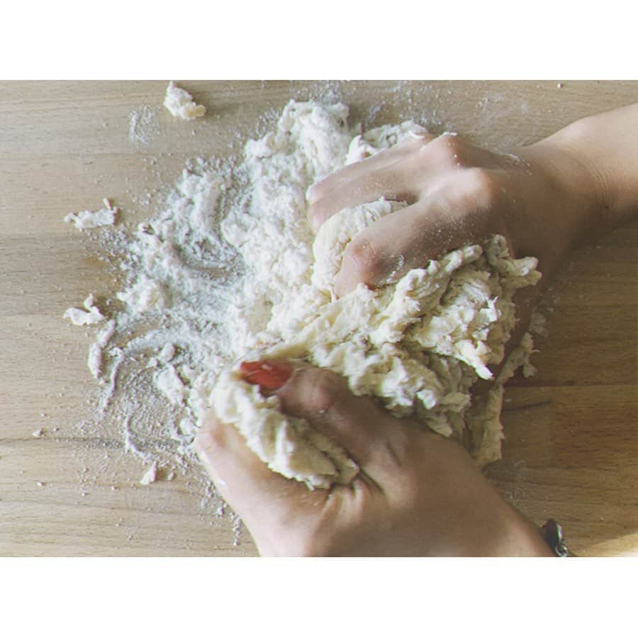 猪鼻ちひろのインスタグラム：「こねこねパン作り💪🏻🍞 いろんな好きがあるけれど 陶芸をしたときにも思ったこと。 "捏ねる"という作業がとても好き…😩💘 焼かずに持ち帰ってこの生地の上で寝たいと何度も思った。  みのちゃん教えてくれてありがとう。 お誕生日おめでとう♡ 素晴らしい1年になりますように！ #パン作り #思い出 #また作りたいなぁ #焼き立てのパンのように優しくて穏やかな #中田みのり 氏  #足が驚くほど長く小顔です  #よく作ってるから手際良くて感動 #あと身長差で家のものほぼ届かない←」