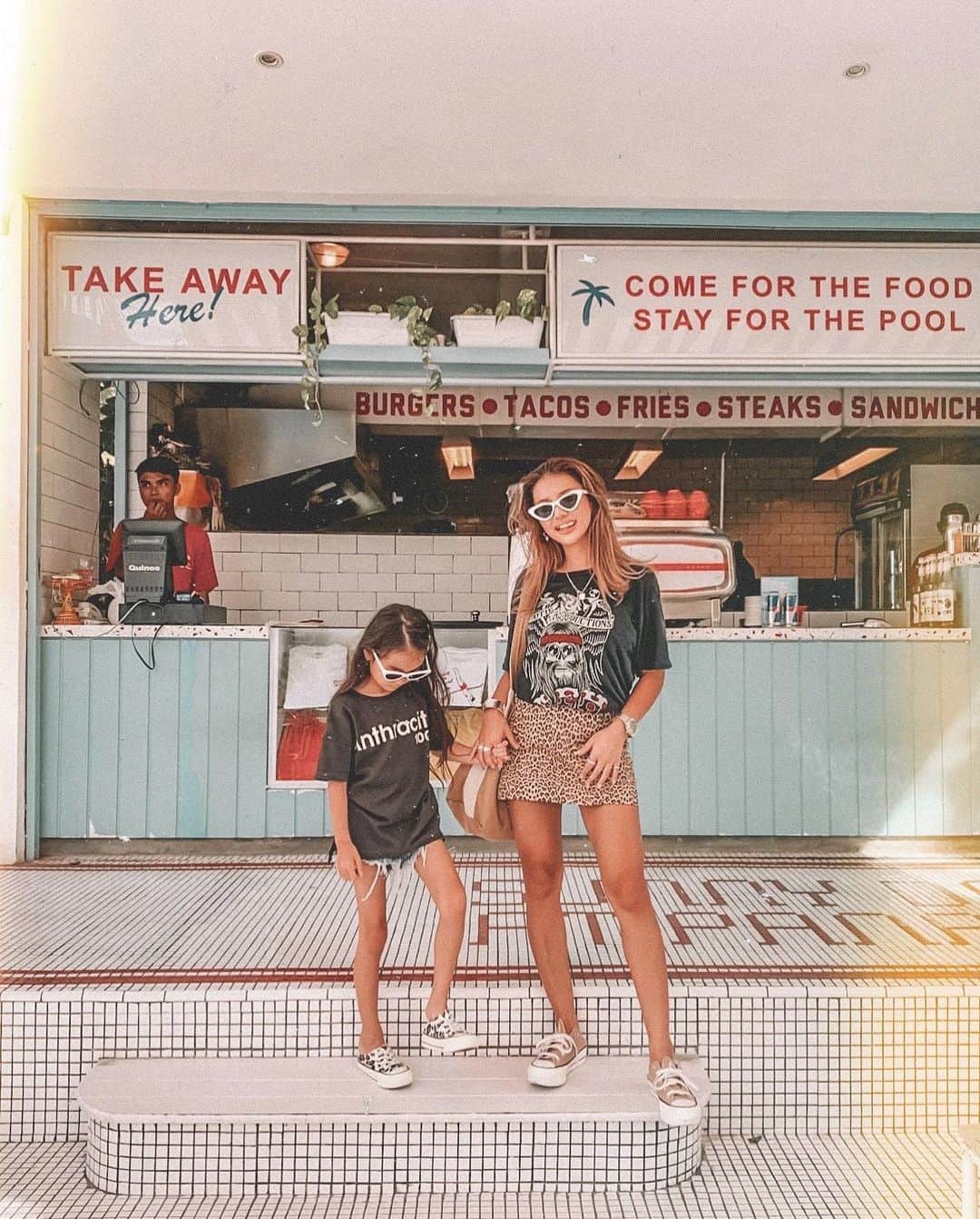✷kana✷のインスタグラム：「🌭panama kitchen🍹 . . 相変わらず季節感行方不明ですみません笑 ここではちょっとカジュアルにしてみた♡ コーデもシーンに合わせて考えたい♡ こう見るとほんと焼けたわ😂 . . @sunofpanama」