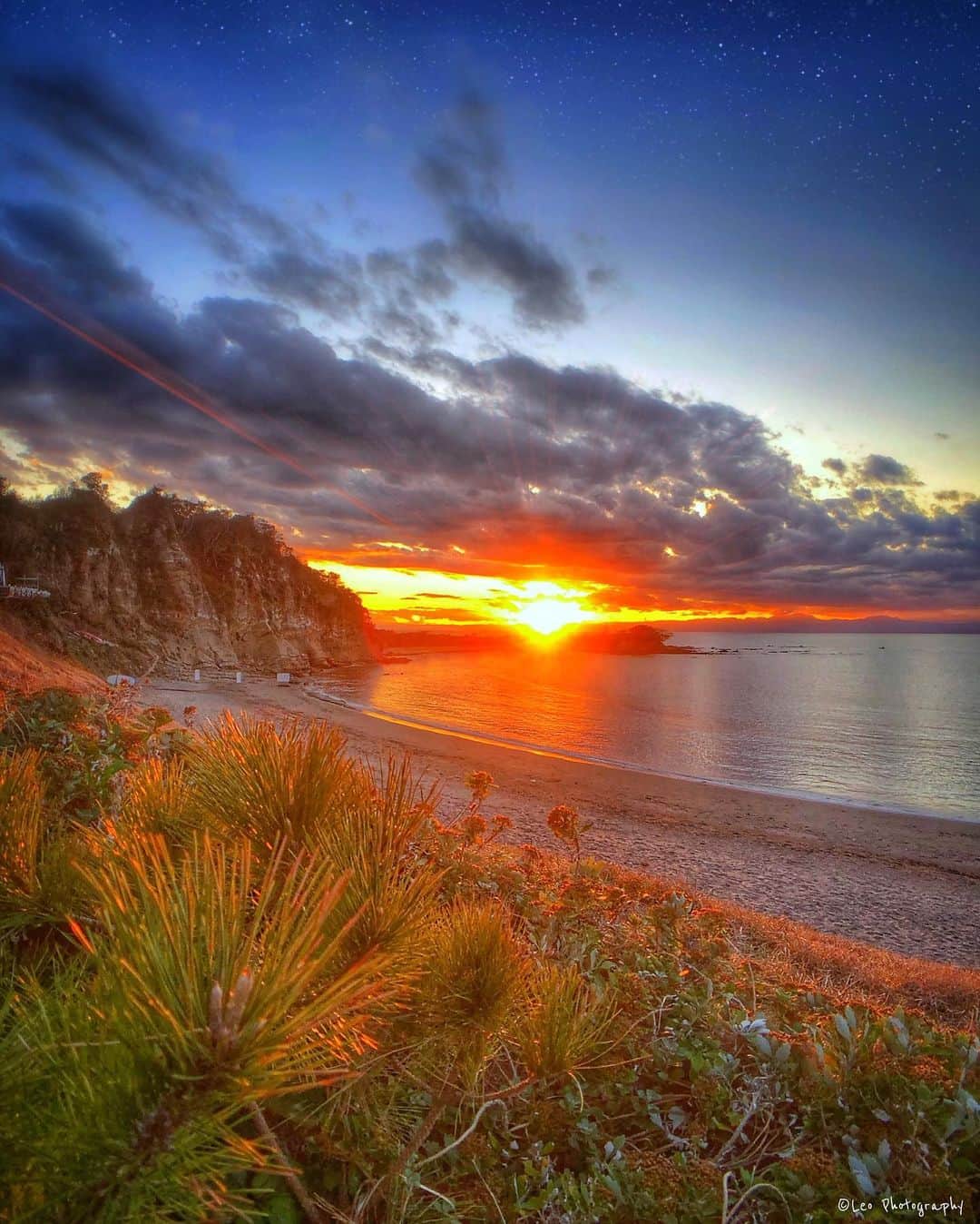 leo7000のインスタグラム：「葉山の端っこ🌅🌄 こんな夕焼け楽しめるのに誰も居ません(笑) IG皆さん、今週もお疲れ様でした~♪😊👋🏻 素敵な週末を‼️ 🍺🍺✨」