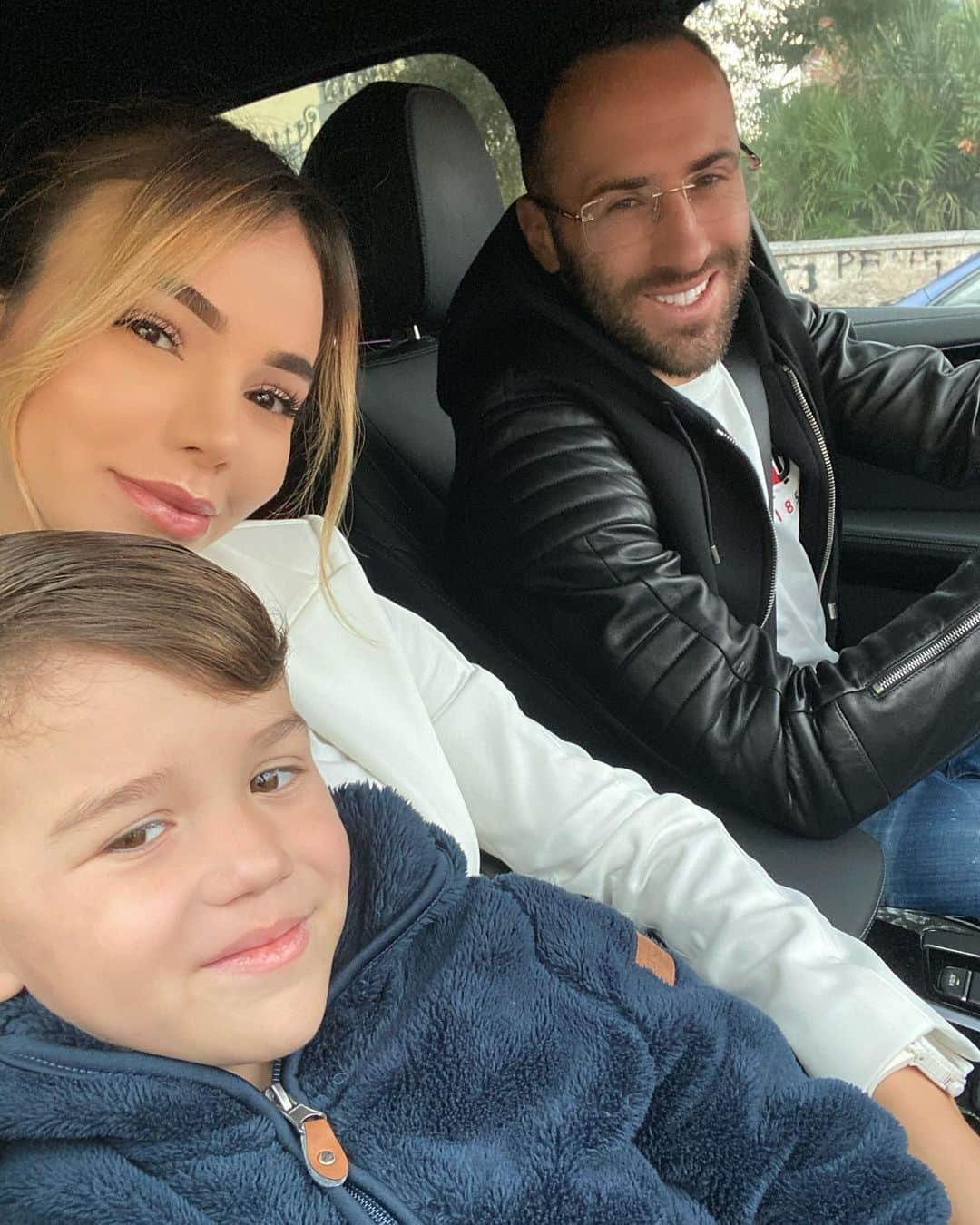 ジェシカ・スターリングのインスタグラム：「Que hay para hoy?? Sonreír, agradecer y continuar... Ellos 📸 LOS HOMBRES DE MI VIDA❤️ #happyweekend #love #itsfriday」