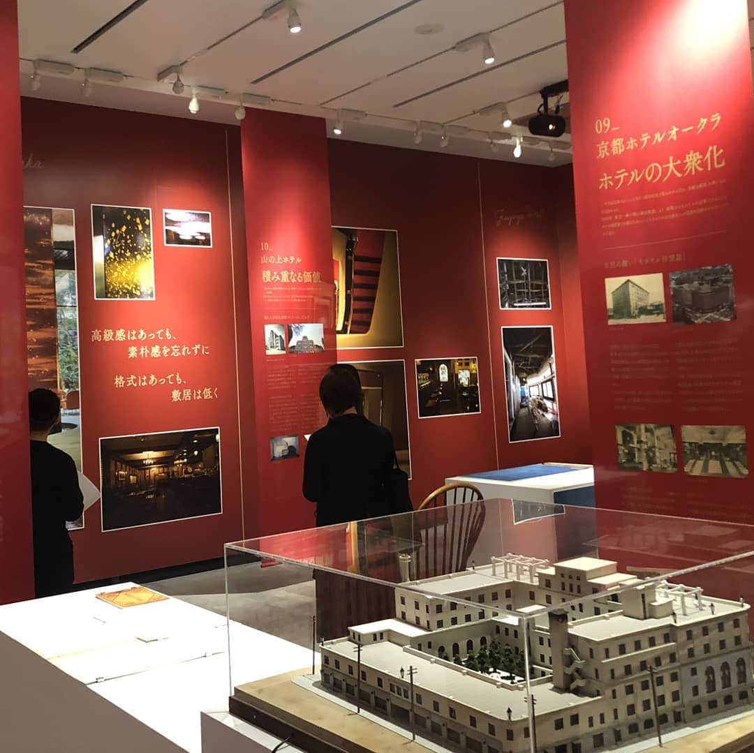 のインスタグラム：「建築倉庫ミュージアムでは明日2月8日（土）より、企画展「クラシックホテル展ー開かれ進化する伝統とその先ー」および、高山明/Port B「模型都市東京」展を開催いたします （いずれも会期：～5月31日（日）。 本日は内覧会/レセプションを実施し、多くのゲストが来場しました。 「クラシックホテル展」は今後も継承されるべきクラシックホテルの魅力を、建築図面や撮りおろし写真、映像など様々な角度から体感いただける展示構成となっています。 「模型都市東京」は演出家・高山明氏の演劇的手法により、都市のインフラ・構成要素を「模型」と捉え現在の東京のリアルな姿を浮かびあげる試みです。  会期中は両展示をご覧いただけますので、ぜひ足をお運びください。  Check the details @archi_depot  #寺田倉庫 #warehouseterrada #天王洲アイル #tennoz #建築倉庫ミュージアム #建築倉庫 #archidepot #クラシックホテル展 #classichotel #高山明 #akiratakayama #portb #模型図書館東京 #archidepotmuseum #美術館巡り #art #クラシックホテル #exhibition」