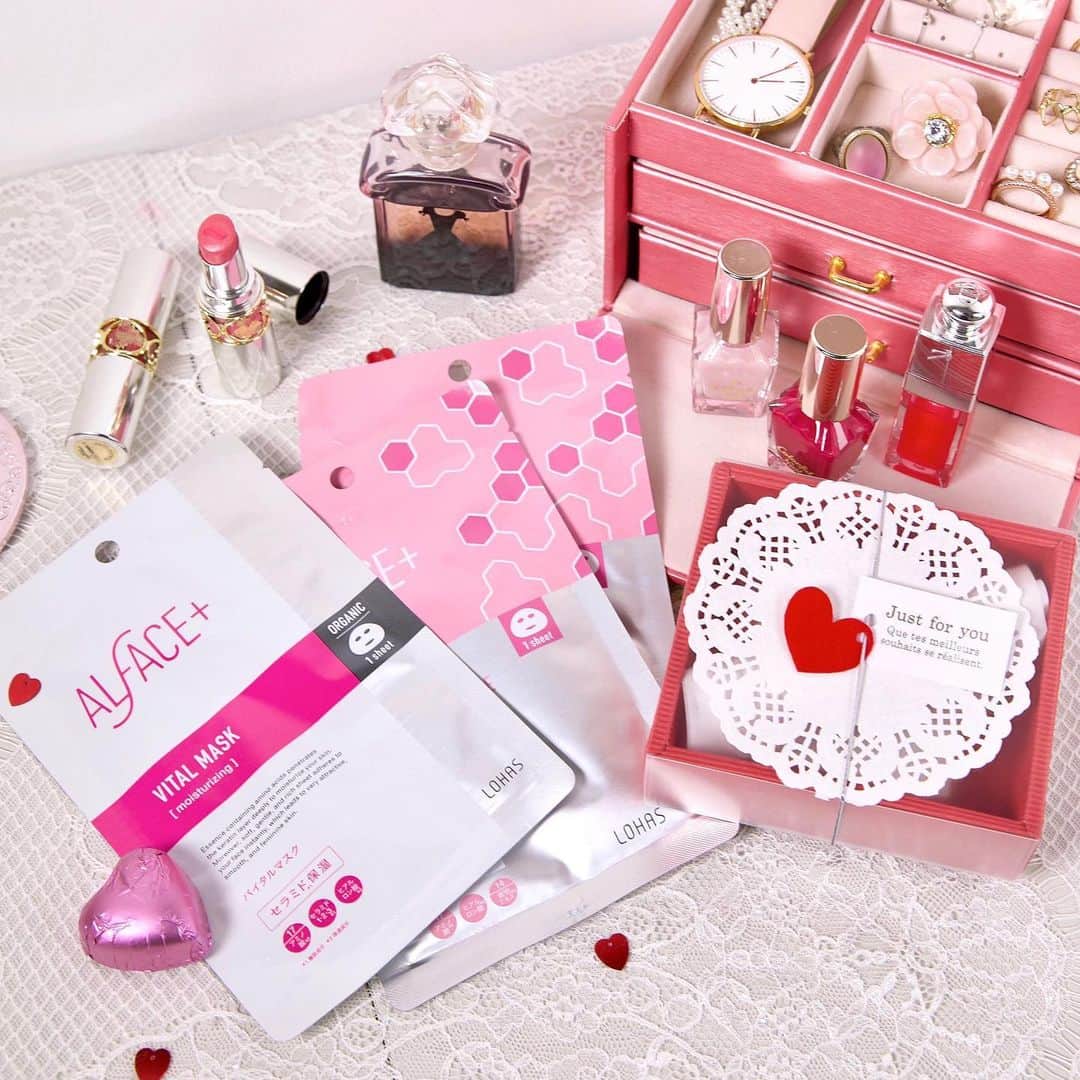 オルフェス（ALFACE+）のインスタグラム：「もうすぐバレンタイン🍫💕 ﻿ ﻿ 大切な人へ送るバレンタインの準備を﻿ 進めている方も多いのではないでしょうか？💭﻿ ﻿ オルフェスのフェイスマスクを使って﻿ お肌までしっかりと準備しませんか？✨﻿ ﻿ ハッピーなイベントにむけて﻿ オルフェスを使うのもオススメです❤️﻿ ﻿ ﻿ ﻿ #オルフェス #スキンケア #フェイスパック #シートマスク #バレンタイン #チョコレート #女子力 #女子力アップ #ながら美容 #時短美容 #フェイスマスク #パック #保湿 #潤い #美肌 #メイク #コスメ #ベスコス #コスメ紹介 #コスメ好き #コスメマニア #美容好き #コスメレポ #お気に入りコスメ﻿」