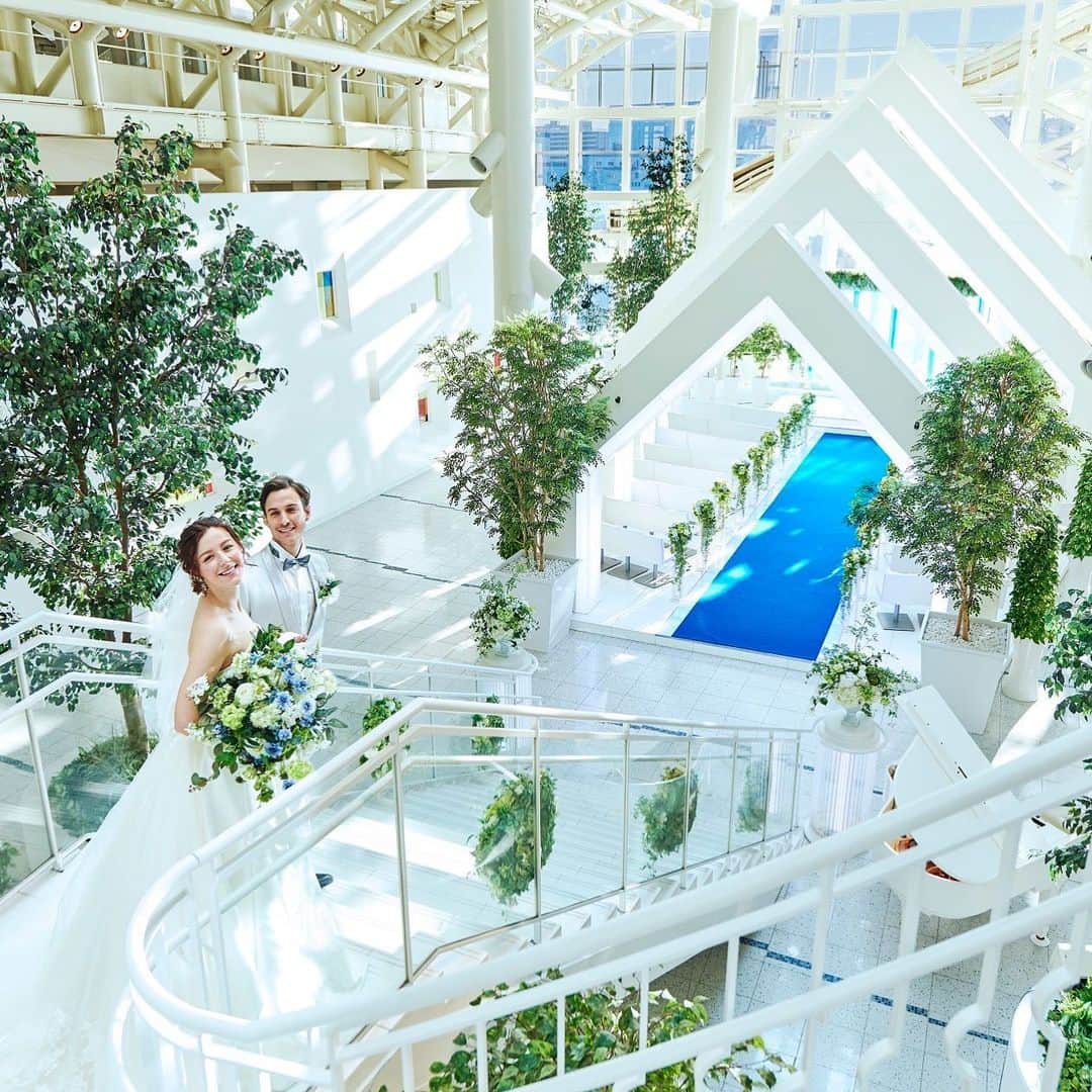 ルミアモーレさんのインスタグラム写真 - (ルミアモーレInstagram)「二人で歩む人生、第一歩は大階段から♪ . . ・。・。・。・。・。・。・。・。・。. . . . ゲストの皆様は  お二人の幸せをお祝いするため  ご結婚式に足を運ばれます。  お二人同時に入場が出来る  ルミアモーレの大階段。  ご結婚式のスタートの瞬間を  お二人で一緒に歩みませんか？ . . ・。・。・。・。・。・。・。・。・。. . 『#lumiamore』. のハッシュタグをつけて お写真を投稿してくださいね♪♪. こちらの公式IGで取り上げさせていただきます＊ . #ルミアモーレ #ベイサイド #浜松町  #wedding #weddingdress #instawedding #結婚式 #f4f #l4l #instagood #bayside #結婚式場  #前撮り#プレ花嫁 #ロケフォト #結婚式準備  #日本中のプレ花嫁さんと繋がりたい  #ウェディングフォト #ウェディング  #和装 #色打掛 #白無垢 #ウェディングドレス #カラードレス #2020冬婚 #2020春婚 #花嫁準備 #二次会 ・。・。・。・。・。・。・。・。・。 .」2月7日 20時04分 - baysidewedding_lumiamore