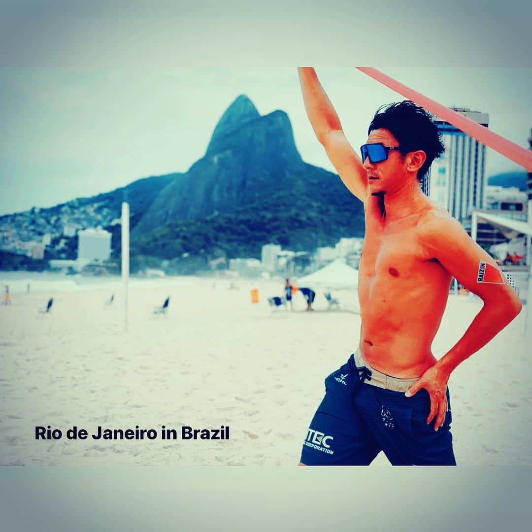 西村晃一のインスタグラム：「Brazil camp 1 week  ブラジルキャンプ1週間経過  スケジュールは、すべてブラジルのコーチが決めていて、 毎朝6時起きで、7時か8時から練習。 ボール練習、トップ選手との合同練習、練習ゲーム、そしてフィジカルトレーナーと、Cardioトレーニング(砂の上でダッシュ&ジャンプなどボールを使いながら心拍数上げての有酸素トレーニング)、ジム。午後はステイしているコミュニティの中にあるビーチバレーコートで技術練習。  ブラジル🇧🇷は、ビーチバレーはじめた頃、毎年3ヶ月合宿して、ポルトガル語も練習終わって学校に通って覚えました。 ビーチバレーするには最高の環境です。 ただ、時間がない..... #Brazil  #riodejaneiro  #barradetijuca  #beach #beachvolleyball  #ブラジル合宿 #koichinishimura  #西村晃一 #ブラジル」