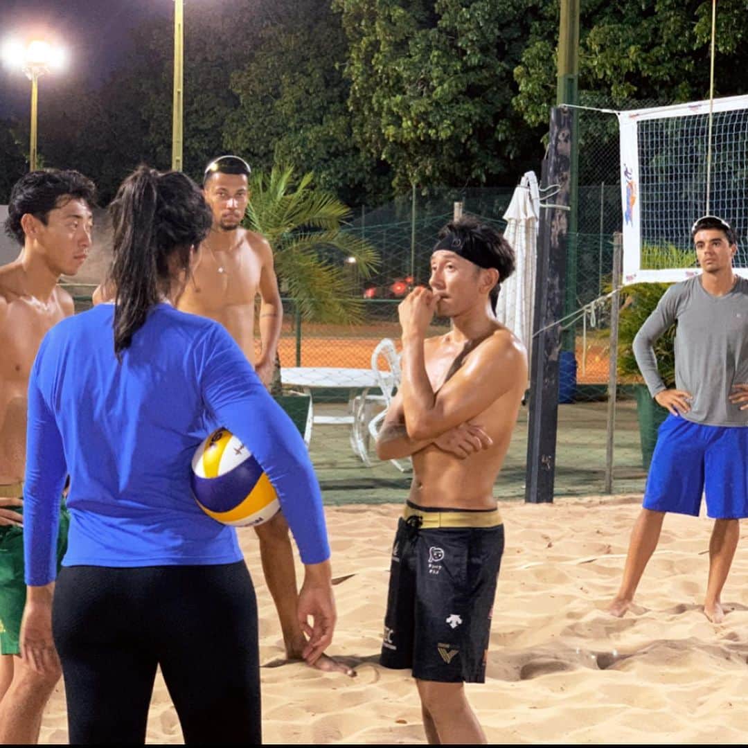 西村晃一さんのインスタグラム写真 - (西村晃一Instagram)「Brazil camp 1 week  ブラジルキャンプ1週間経過  スケジュールは、すべてブラジルのコーチが決めていて、 毎朝6時起きで、7時か8時から練習。 ボール練習、トップ選手との合同練習、練習ゲーム、そしてフィジカルトレーナーと、Cardioトレーニング(砂の上でダッシュ&ジャンプなどボールを使いながら心拍数上げての有酸素トレーニング)、ジム。午後はステイしているコミュニティの中にあるビーチバレーコートで技術練習。  ブラジル🇧🇷は、ビーチバレーはじめた頃、毎年3ヶ月合宿して、ポルトガル語も練習終わって学校に通って覚えました。 ビーチバレーするには最高の環境です。 ただ、時間がない..... #Brazil  #riodejaneiro  #barradetijuca  #beach #beachvolleyball  #ブラジル合宿 #koichinishimura  #西村晃一 #ブラジル」2月7日 20時05分 - koichi.nishimura
