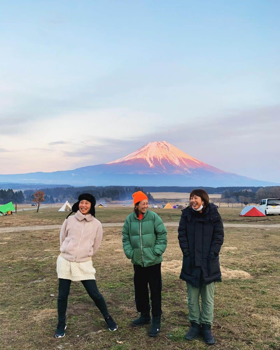 吉田夏海さんのインスタグラム写真 - (吉田夏海Instagram)「夕方の富士山はピンク色に染まってて綺麗だったなぁ🗻💕﻿ ﻿ 1日目夜はクラムチャウダーと前日におうちで作ってきた生地でピザパーティーをしました🥳﻿ ﻿ うまく焼けるかなぁって不安だったけどめちゃくちゃ美味しくできたよ🍕🍕🍕﻿ ﻿ 1枚目マルゲリータ﻿ 2枚目たらマヨチーズ﻿ 3枚目2種類のチーズ﻿ 4枚目アンチョビしらすチーズ﻿ ﻿ ピザに夢中すぎて全然写真ないけど全部美味しかった🥺✨﻿ ﻿ ピザ好きとしては自分たちでピザ作るって最高だなぁって思ったよ❤️﻿ ﻿ またキャンプで作りたい💭🍕﻿ ﻿ てかsnowpeakのグッズが凄すぎ🤣👏﻿ ﻿ #camp﻿ #pizza﻿ #mtfujijapan ﻿ #snowpeak ﻿ #beautifulview ﻿ #ふもとっぱらキャンプ場﻿ #キャンプ﻿ #キャンプ飯﻿ #手作りピザ ﻿ #スノーピーク」2月7日 20時15分 - natsumiiiiiiiiiii