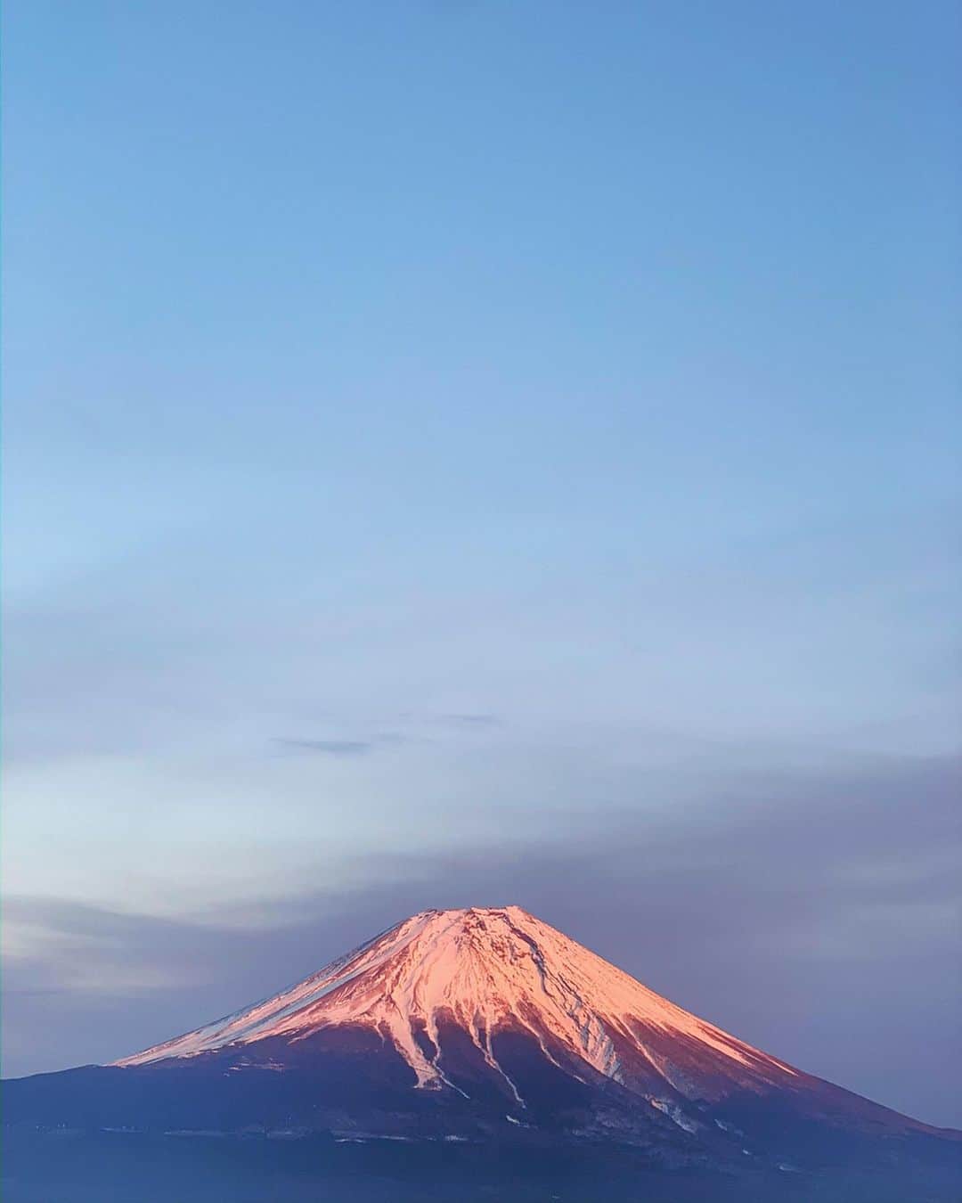 吉田夏海さんのインスタグラム写真 - (吉田夏海Instagram)「夕方の富士山はピンク色に染まってて綺麗だったなぁ🗻💕﻿ ﻿ 1日目夜はクラムチャウダーと前日におうちで作ってきた生地でピザパーティーをしました🥳﻿ ﻿ うまく焼けるかなぁって不安だったけどめちゃくちゃ美味しくできたよ🍕🍕🍕﻿ ﻿ 1枚目マルゲリータ﻿ 2枚目たらマヨチーズ﻿ 3枚目2種類のチーズ﻿ 4枚目アンチョビしらすチーズ﻿ ﻿ ピザに夢中すぎて全然写真ないけど全部美味しかった🥺✨﻿ ﻿ ピザ好きとしては自分たちでピザ作るって最高だなぁって思ったよ❤️﻿ ﻿ またキャンプで作りたい💭🍕﻿ ﻿ てかsnowpeakのグッズが凄すぎ🤣👏﻿ ﻿ #camp﻿ #pizza﻿ #mtfujijapan ﻿ #snowpeak ﻿ #beautifulview ﻿ #ふもとっぱらキャンプ場﻿ #キャンプ﻿ #キャンプ飯﻿ #手作りピザ ﻿ #スノーピーク」2月7日 20時15分 - natsumiiiiiiiiiii