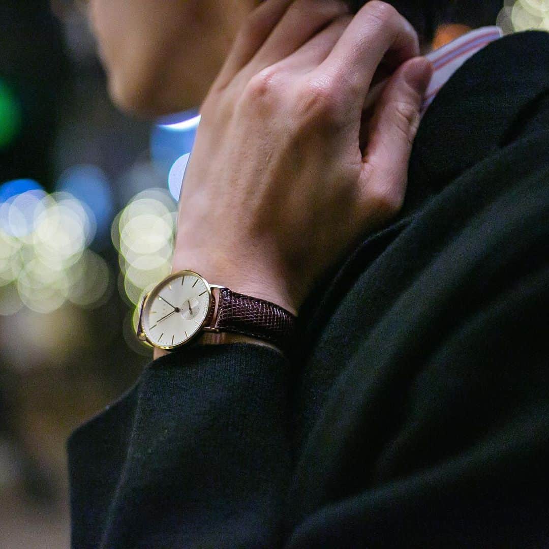 Maker's Watch Knotさんのインスタグラム写真 - (Maker's Watch KnotInstagram)「輝くシルバー文字盤に、漆黒の針とイエローゴールドのケースが映える、優美な表情のスモールセコンドモデル。 ストラップには、エキゾチックレザーの代表格であるリザードを合わせ、落ち着いた大人の雰囲気が漂います。 暗くなりがちな冬の装いに華を添える１本です。  #knotwatch#knot#knot_official#watch#wristwatch#wristwear#madeinjapan#customize#japanesewatch  #ノット#時計#腕時計#国産時計#カスタムオーダー#スモールセコンド#バレンタイン#冬コーデ」2月7日 20時10分 - makers_watch_knot
