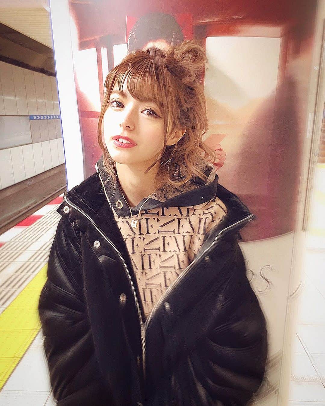 アンジェリカのインスタグラム：「🐻💞 .  今日は整体行きーの横浜いきーのでした🐤 新しい化粧品を買ってきたヨ~🤍 嬉しみ。またアップするねー!!!💄 .  #化粧品 #購入品 #整体 #fashion #あんじぇコーデ #instagood #instalike」