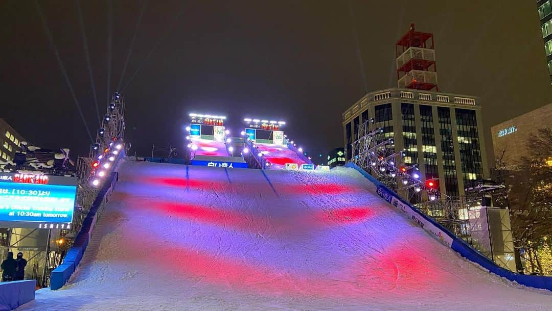 五十幡裕介さんのインスタグラム写真 - (五十幡裕介Instagram)「「さっぽろ雪まつり」 大通3丁目、HTB PARK AIR広場にやってきました！ この時期は、2017,18,19年と3年続けて ファイターズのアリゾナキャンプ取材に行っていたので、 4年ぶりの雪まつり参戦です。 今夜は「白い恋人PARK AIR スノーボードナイトセッション」が盛大に行われました🏂 この動画を見れば、言葉はいらないですね。 マジで！すごいです！！ HTB PARK AIR広場では、雪まつり期間中は連日、 スキーヤーやスノーボーダーによる華麗な技、 豪快なぶっ飛びジャンプが見られるので、 是非会場に来て下さい⛷❄️ 私もまた会場に行きます！！ #さっぽろ雪まつり #大通3丁目 #会場 #白い恋人 #PARKAIR #スノーボード #🏂 #スノーボーダー による #夜 の #競演 #スキー #スキーヤー #⛷ による #パフォーマンス も #モーグル もあります #圧巻 #超人的 #4年ぶり の #雪まつり #楽しかった #歩いて来られるなんて #なんて #贅沢 なんだ #11日 まで！ #是非お越し下さい！ #HTB #アナウンサー #五十幡裕介」2月7日 20時17分 - htb_isohatayusuke