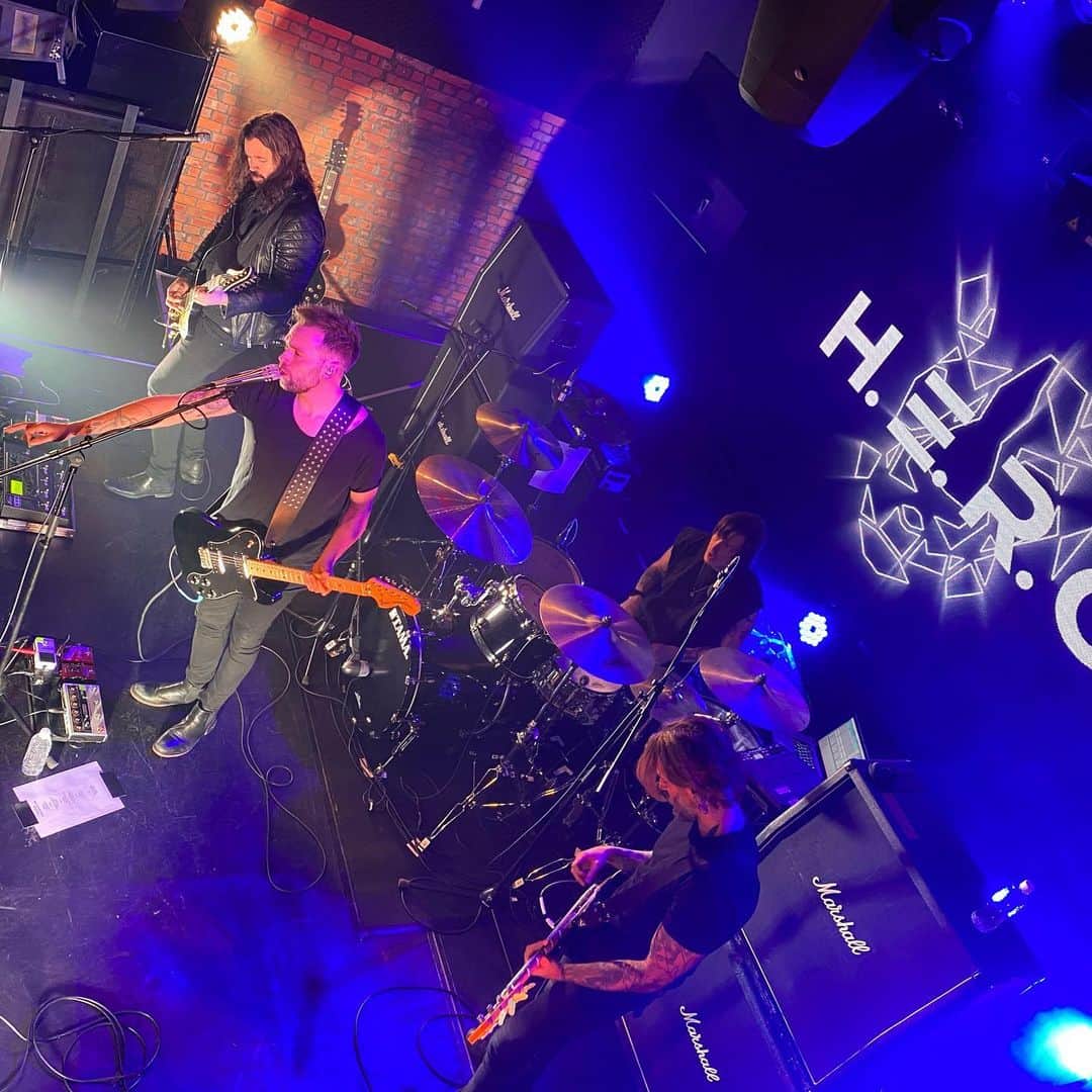 ソニー・ミュージック洋楽さんのインスタグラム写真 - (ソニー・ミュージック洋楽Instagram)「🇯🇵H.E.R.O. JAPAN TOUR終了⚡️ デンマークのロックバンド、H.E.R.O.が3度目の来日で初の単独公演を東京と大阪で行いました🎤  彼らの先輩、Dizzy Mizz Lizzy好きはもちろんのこと、メロディが際立つロック・バンドが好きな方にオススメしたいバンドです🎶 ライブでは4月1日に日本先行発売するアルバム『バッド・ブラッド』から「アヴァランチ」を1曲目にもってきて、スタート！既に配信されている曲なのでオーディエンスもしょっぱなからテンションが上がっていました。  ライブは65分ほどのミニマムなものでしたが、終始日本人の琴線に触れるメロディとサウンドでいつしかフロア全体が彼らに魅了されていました。  ライヴ後はアルバム予約者と写真撮影大会も📷 次回は是非新作をひっさげて来日してもらいたいものです🙏😆 . . 📸1-4枚目　Yoshika Horita . ＜セットリスト＞ Avalanche Dangelouse Break Your Down Human Fear Fall Apart Together This Means War Higher Desire Hope Listen  Fall And Fade Superpowers  Avalanche ※東京のみ Discodeath  #HERO #ヒーロー #デンマーク #mew #denish #denmark #dizzymizzlizzy #北欧好き #ROCK #来日 #洋楽 #洋楽大好き #洋楽好き #洋楽好きな人と繋がりたい #ロック好き #ソニメタラウド部 #newalbum #JAPANTOUR #心斎橋soma #Spaceodd #Shibuya #tokyo #osaka」2月7日 20時19分 - sonymusic_jp