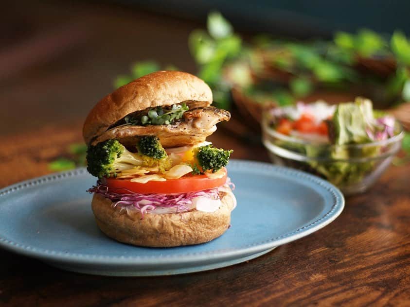 のインスタグラム：「こんばんは☆ 鯖バーガーのバンズは、 玄米粉パンを熊本の工場で作って発送していただいております！  鯖バーガー専門店でしか食べる事の出来ない、 food_yuuオリジナルの玄米粉パン。  何回もやりとりして、 途中もっと分厚かったり、 玄米粉だけだと膨らまなくてお餅みたいなバンズになってしまったり、  ここにたどり着くまで、 お客様にも作る過程でご迷惑をおかけたこともありました。 『生臭いイメージのある青魚をパンに挟むだなんて』  そんな固定概念を変えたくて、 この鹿児島県から取り寄せている 国産の鯖に合う香ばしい玄米粉パンを目指し、  作った当店自慢の 玄米粉パンです。  牛乳も、卵も、バターも全て熊本の産地のものを使い、 15年以上のパン職人にしか作らせないというこだわりを貫いた パン工場から送られてくる大切な鯖バーガーのバンズです。  そんな過程も、 いつも見守り時に意見も下さる皆さんとともに進化し、  そして今も進化をし続けられてることに感謝します。  そして今。 鯖バーガーを考案してくれた MK CAFEのオーナーは、 自分達のSNSの力で 日本の食を盛り上げる 地方創生プロジェクトとして、 『調味料グランプリ』を 立ち上げました！  食材を美味しく味付けする 調味料は、江戸時代から続く伝統のある味があるほど古くか、日本で愛されるものばかり。  だからこそお料理上手な方がたくさんいる中で、 1つの調味料に合うレシピを多くの方から集め、 それをソーシャルメディア番組『MK TV』を通して発信し もし1万人の方の目に触れて1000人の方がそのレシピを評価して下さり購入して作ってくれたら？  それだけで、地方で作られているものを食べてもらうきっかけになり、 実際に作り手の方々に利益が産まれます。  実際に、4回の『調味料グランプリ』配信をやらせて頂く中で、  鹿児島県で作られる〝タピオカ〟を株式会社オキスの社長がぜひ、これで商品開発をお願いしますとすぐに送ってきて下さいました。  美味しいものを自然の災害と戦いながらリスクをかけて作り続ける農家の方、 また漁業の職人の皆さん。  料理人の腕の見せどころで 口に運んでもらうまでの過程のお手伝いを…☆ 1人でも想いの同じ方と出会える事を楽しみにしています♪  これからも宜しくお願い致します☆  #フードコーディネーター #食育インストラクター #テーブルコーディネーター  #東京 #鯖バーガー #healthy #鯖バーガー専門店 #38ism.  #healthyfood #アスリート飯 #ファーストフード #鯖 #玄米 #米粉パン #熊本 #鹿児島 #地方 #地方創生 #japanesefoodie」