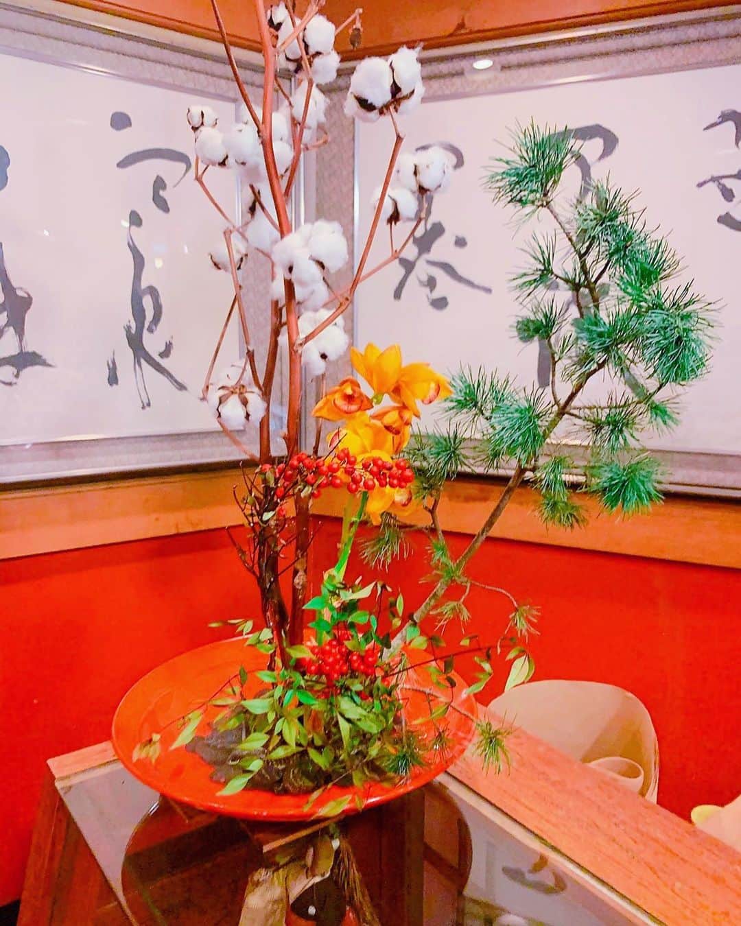 瀬古沢祐希のインスタグラム：「おばあちゃんが生けてくれたー 綿の花冬っぽくて好き！ #生け花　#実家」