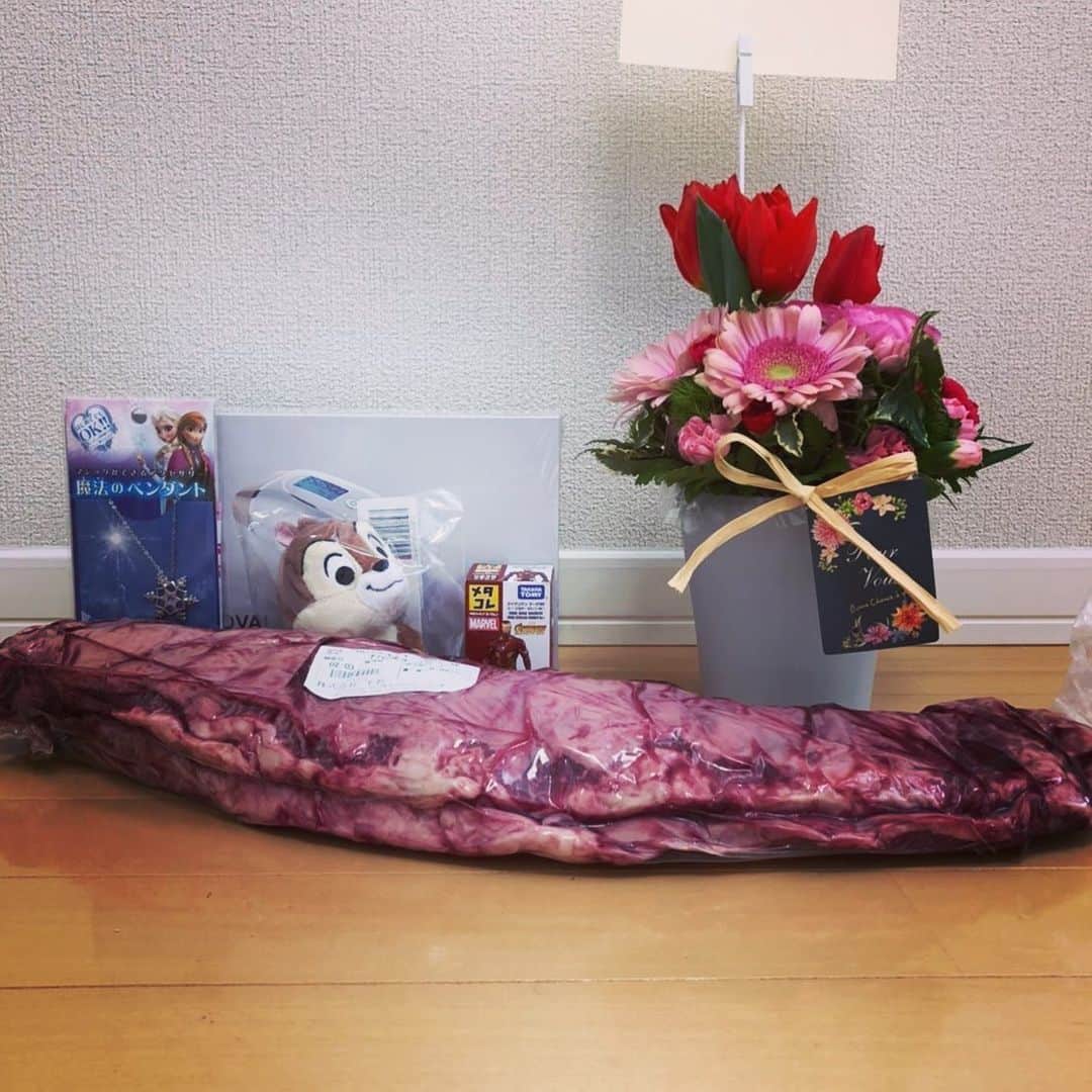のインスタグラム：「今日は結婚記念日！  結婚10周年！！ ここまで長く現役生活をやれているのは間違いなく嫁さんのおかげです。  いつもありがとう🙇‍♂️ #結婚10周年 #花はもちろん #いつもインパクトプレゼント #今年はデカいハラミ #毎年なぜか子供たちにも #プチプレゼント #あとは #嫁が自分で選んだ #指輪が届くみたいです #皆さん #お祝い待ってますw」