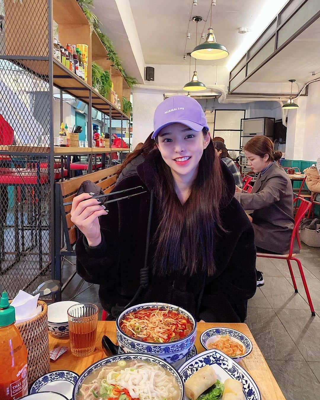 ダユンさんのインスタグラム写真 - (ダユンInstagram)「하루에 1일 1식 먹고싶은 거 먹기 🍜 간만에 매운게 땡겨서 집앞이라 후드에 모자 뒤집어쓰고 원조 곱창쌀국수 먹으러 땀땀 왔어용 역시 원조는 다르긴 확 달라요 체고 ;; 그냥 기본 쌀국수랑 곱창 쌀국수랑 하나씩 시켜서  국물 한번 한번 번갈아가며 먹으면 무한흡입 가능해요 (위험주의)  근데 여기는 강남 유명 맛집이라 그런지 웨이팅도 쩐다눙 . .  #협찬 #땀땀 #강남맛집 #역삼맛집 #강남역맛집 #곱창쌀국수 #강남_땀땀」2月7日 20時31分 - 2__yun__2