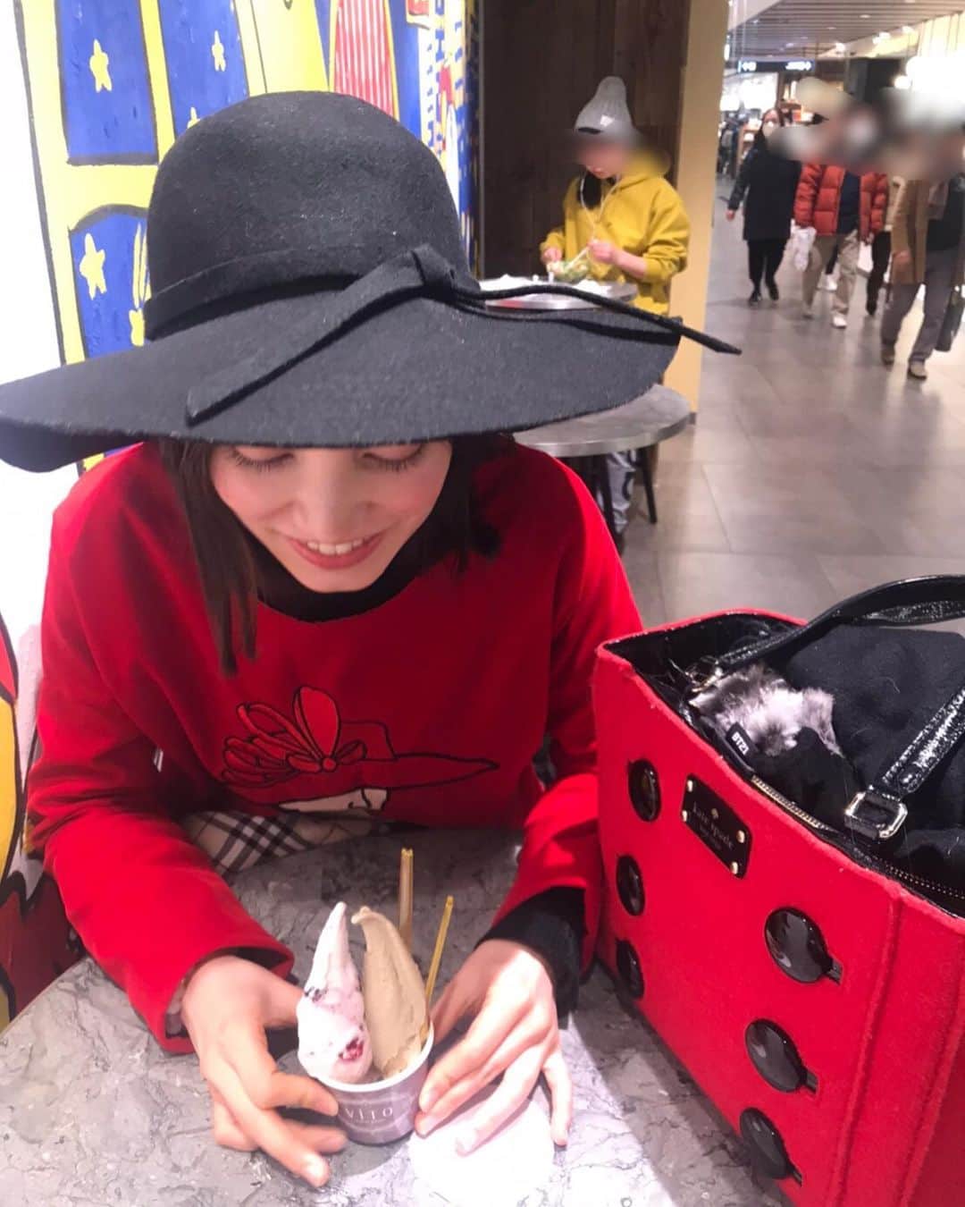 加藤ジーナさんのインスタグラム写真 - (加藤ジーナInstagram)「黒！赤！白！の三色を使ったコーディネートが最近好きです。🌹 アイスは常に好きです。 紅茶系とベリー系のアイスをチョイスしました🍓✨ #アイス #アイスクリーム #ジェラート #横浜アイス #横浜グルメ #コーディネート #カラフル #モノクロ #帽子 #帽子コーデ #赤 #レッドカラー」2月7日 20時34分 - katogina_718