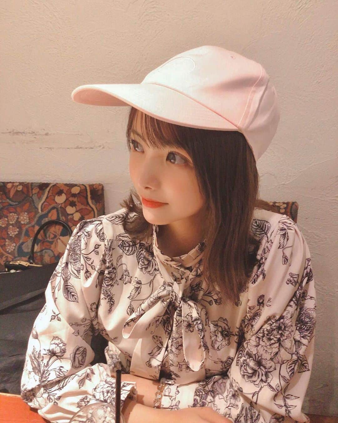 岡田栞奈のインスタグラム：「cafeしてきた☕️💓 💓 この帽子どの服にも合わせやすい から被りがち(笑) ユニセックスなの良いよね🧢 #渋谷 #カフェ #お気に入りの帽子  #オミリア #ユニセックス #omilia #cap #unisex #fashion #cafe #shibuya」