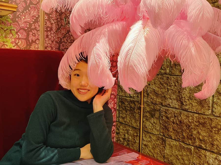 横澤夏子さんのインスタグラム写真 - (横澤夏子Instagram)「#Amiちゃんとすごく楽しそうな写真なんだけど #後ろに写ってるピンクのモサモサは #なんと電気だったのよー #独特な電気だよー #こないだのオオカミちゃんの中間告白の話したり #今週のオオカミちゃんも楽しみすぎるよーーー #うふ！」2月7日 20時37分 - yokosawa_natsuko