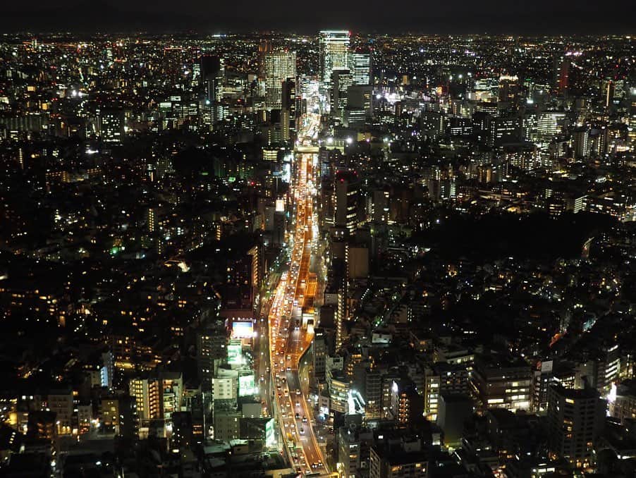 今井安紀さんのインスタグラム写真 - (今井安紀Instagram)「A night-view from Roppongi Hills Mori Tower. Tokyo Tower is still beautiful. 六本木ヒルズの上からの景色。東京タワーは相変わらず綺麗。遠くにスカイツリーも。 天空ノ鉄道物語展 @tentetsuten でこの景色見られます。 レンズは2枚目だけ40mmであとは25mmマイクロフォーサーズ。  #olympuspenepl9 #latergram #roppongihills #nightview #tokyotower #オリンパスペンepl9 #東京タワー #六本木ヒルズ #六本木ヒルズ展望台 #天空ノ鉄道物語」2月7日 20時40分 - i_am_akinyan0826