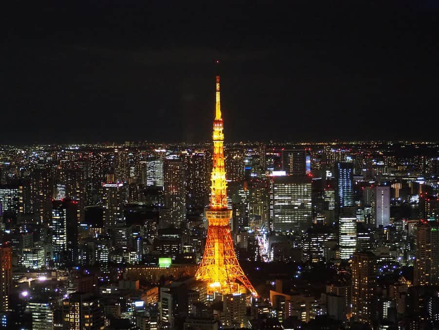 今井安紀さんのインスタグラム写真 - (今井安紀Instagram)「A night-view from Roppongi Hills Mori Tower. Tokyo Tower is still beautiful. 六本木ヒルズの上からの景色。東京タワーは相変わらず綺麗。遠くにスカイツリーも。 天空ノ鉄道物語展 @tentetsuten でこの景色見られます。 レンズは2枚目だけ40mmであとは25mmマイクロフォーサーズ。  #olympuspenepl9 #latergram #roppongihills #nightview #tokyotower #オリンパスペンepl9 #東京タワー #六本木ヒルズ #六本木ヒルズ展望台 #天空ノ鉄道物語」2月7日 20時40分 - i_am_akinyan0826