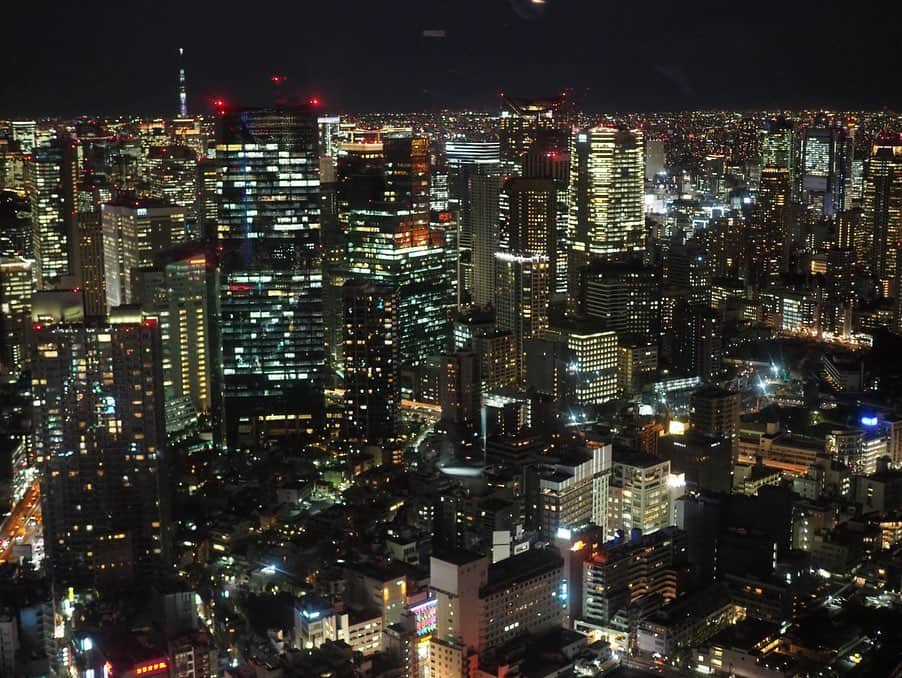 今井安紀さんのインスタグラム写真 - (今井安紀Instagram)「A night-view from Roppongi Hills Mori Tower. Tokyo Tower is still beautiful. 六本木ヒルズの上からの景色。東京タワーは相変わらず綺麗。遠くにスカイツリーも。 天空ノ鉄道物語展 @tentetsuten でこの景色見られます。 レンズは2枚目だけ40mmであとは25mmマイクロフォーサーズ。  #olympuspenepl9 #latergram #roppongihills #nightview #tokyotower #オリンパスペンepl9 #東京タワー #六本木ヒルズ #六本木ヒルズ展望台 #天空ノ鉄道物語」2月7日 20時40分 - i_am_akinyan0826