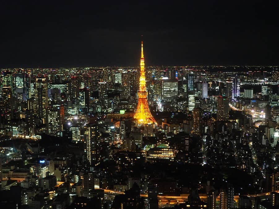 今井安紀のインスタグラム：「A night-view from Roppongi Hills Mori Tower. Tokyo Tower is still beautiful. 六本木ヒルズの上からの景色。東京タワーは相変わらず綺麗。遠くにスカイツリーも。 天空ノ鉄道物語展 @tentetsuten でこの景色見られます。 レンズは2枚目だけ40mmであとは25mmマイクロフォーサーズ。  #olympuspenepl9 #latergram #roppongihills #nightview #tokyotower #オリンパスペンepl9 #東京タワー #六本木ヒルズ #六本木ヒルズ展望台 #天空ノ鉄道物語」