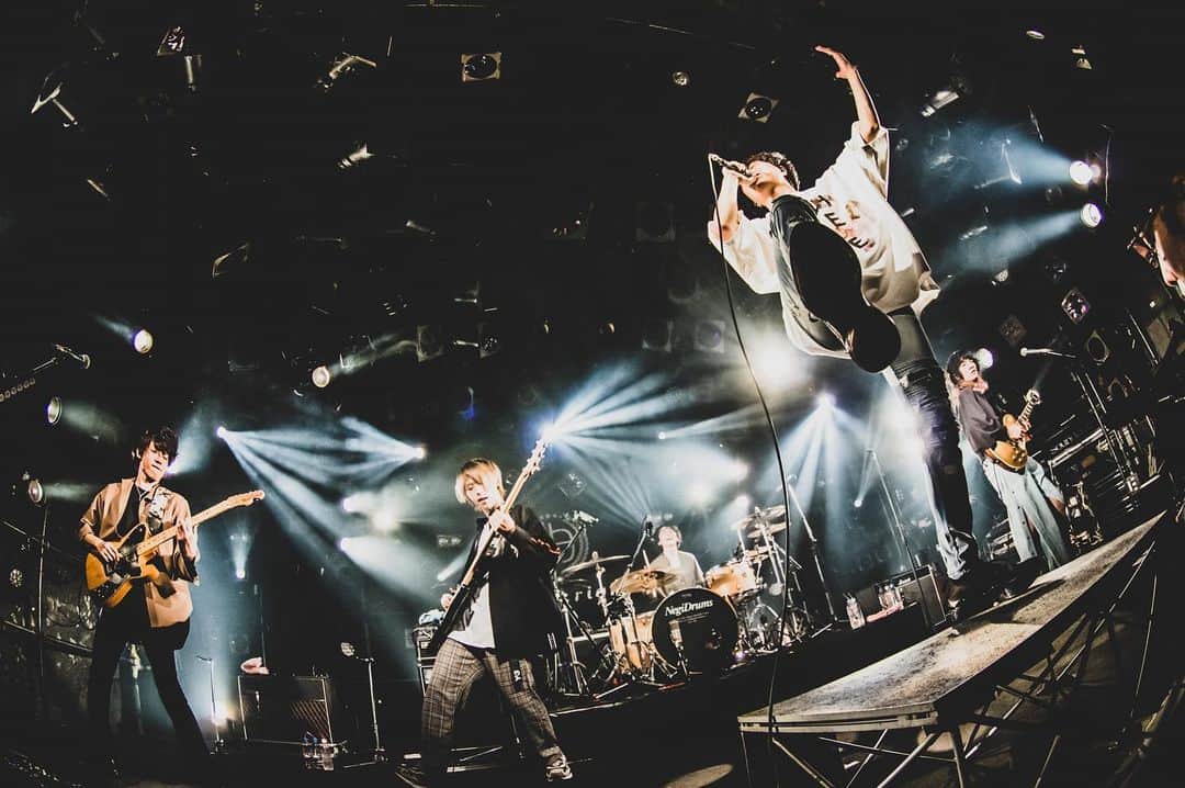 竹中雄大さんのインスタグラム写真 - (竹中雄大Instagram)「昨夜は渋谷CLUB QUATTROワンマン 「EN.」リリースツアーの集大成 ここまで連れてきてくれてありがとう。 人生最高のツアーになりました。 5月に初のフルアルバムリリース。 6月に初の東名阪Zeppワンマン開催。 路上ライブから這い上がったインディーズバンドの底力まだまだ見せていきます。 出逢ってくれてありがとう。 これからもよろしく。 ・ Photo : @rei01015  #novelbright #livephoto #quattro #tokyo #japan  #3月にできる #ファンクラブの名前は #NOVELCITY #是非入会してね #あんなことやこんなこと #いろいろやります」2月7日 20時51分 - yudai_vo
