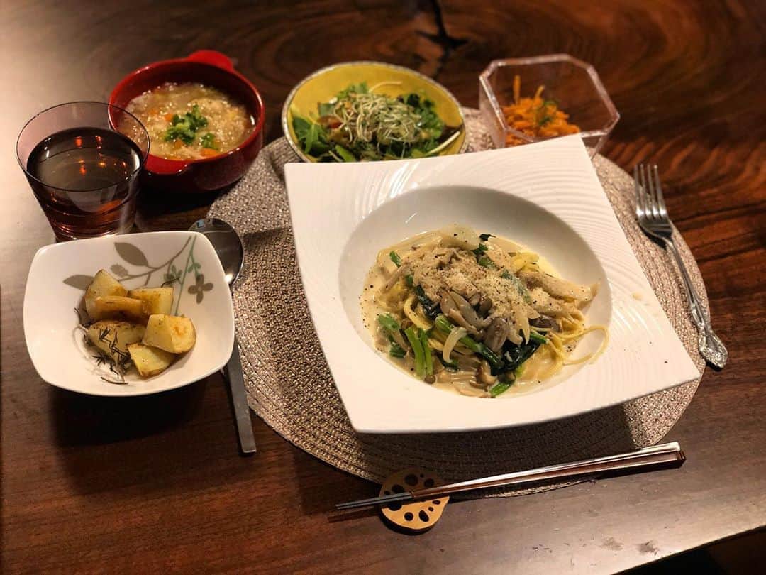 月央和沙さんのインスタグラム写真 - (月央和沙Instagram)「うちの晩ごはん👆🏻 . 今日は洋です🌱 . #きのこの味噌カルボナーラ #にんじんラペ #キヌアのサラダ #じゃがいものロースト #野菜スープ #褒められると #調子にのるタイプです」2月7日 20時43分 - kazusa_tsukio