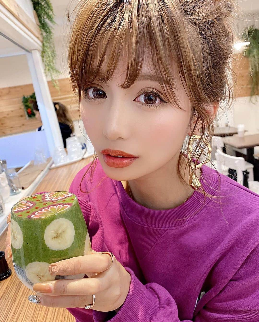 伊藤実祐さんのインスタグラム写真 - (伊藤実祐Instagram)「. 🍌🍓🥝🍑🍊🍇🍒🌈💓 . . 撮りたてホヤホヤ今日の写真。🤳 . ゆきんこと、大須散策してきた🐾♥︎ ずっと前にテレビで見てから行きたかったお店🎪 . . ☕️ ▶︎ @tuwls_cafe ❁✿ . . う、美しくすぎる。アートスムージー。👏🏻 食べるの勿体なすぎた... 🥺💘 . ベースになる色を選ぶと あとはお任せで、アートしてくれる！ みゆらが選んだのは " イエロー " と " グリーン " 🍋🥬 . . ゆきんことは夜ばっかり活動🍺してるけど、 昼の名古屋開拓もするぞ🕺💨✨（笑）（笑） . . . #名古屋 #名古屋グルメ #名古屋カフェ #名古屋旅行 #名古屋ランチ #大須 #大須食べ歩き #大須カフェ #大須グルメ #バレンタイン #バレンタインチョコ #チョコ #カフェ巡り #映えカフェ #映えスポット  #スムージー #お団子ヘア #マツエク #カラコン #アイメイク #Nexter #ネクスター#Nextercreatist #TOKYOcreatist #伊藤実祐 #いとうみゆ #みゆちゃい . . 今日のインスタLIVEで、ちょろっと話した 全国開催予定のイベント... 🙊 . 詳細もぉ少しお待ち下さい💓 . 3月、4月　だよ。♥️ .」2月7日 20時56分 - miyu.61