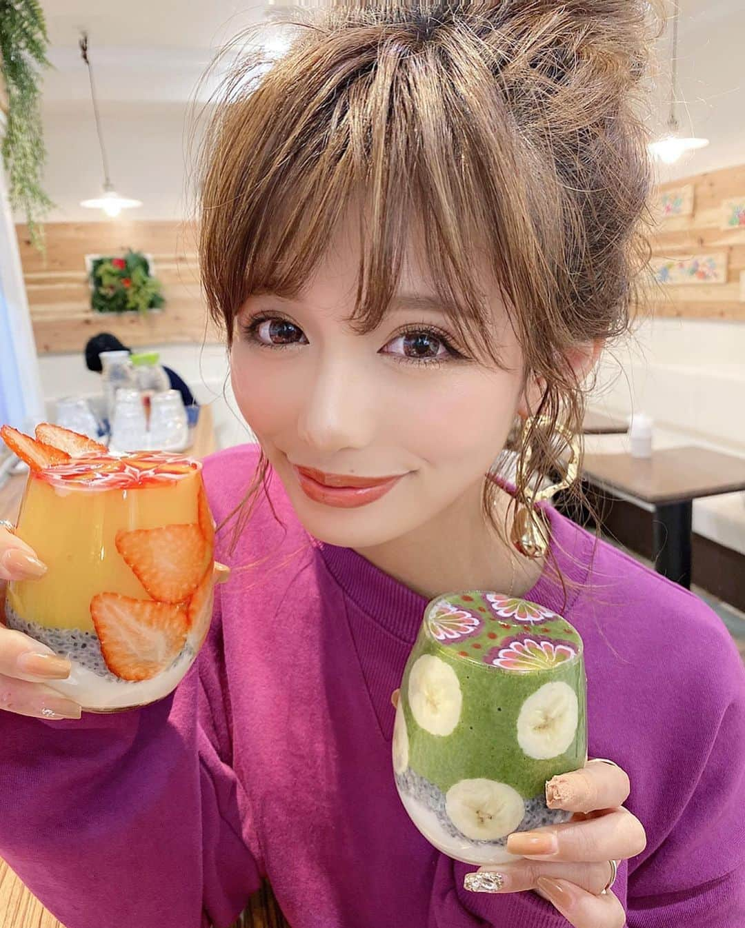 伊藤実祐さんのインスタグラム写真 - (伊藤実祐Instagram)「. 🍌🍓🥝🍑🍊🍇🍒🌈💓 . . 撮りたてホヤホヤ今日の写真。🤳 . ゆきんこと、大須散策してきた🐾♥︎ ずっと前にテレビで見てから行きたかったお店🎪 . . ☕️ ▶︎ @tuwls_cafe ❁✿ . . う、美しくすぎる。アートスムージー。👏🏻 食べるの勿体なすぎた... 🥺💘 . ベースになる色を選ぶと あとはお任せで、アートしてくれる！ みゆらが選んだのは " イエロー " と " グリーン " 🍋🥬 . . ゆきんことは夜ばっかり活動🍺してるけど、 昼の名古屋開拓もするぞ🕺💨✨（笑）（笑） . . . #名古屋 #名古屋グルメ #名古屋カフェ #名古屋旅行 #名古屋ランチ #大須 #大須食べ歩き #大須カフェ #大須グルメ #バレンタイン #バレンタインチョコ #チョコ #カフェ巡り #映えカフェ #映えスポット  #スムージー #お団子ヘア #マツエク #カラコン #アイメイク #Nexter #ネクスター#Nextercreatist #TOKYOcreatist #伊藤実祐 #いとうみゆ #みゆちゃい . . 今日のインスタLIVEで、ちょろっと話した 全国開催予定のイベント... 🙊 . 詳細もぉ少しお待ち下さい💓 . 3月、4月　だよ。♥️ .」2月7日 20時56分 - miyu.61